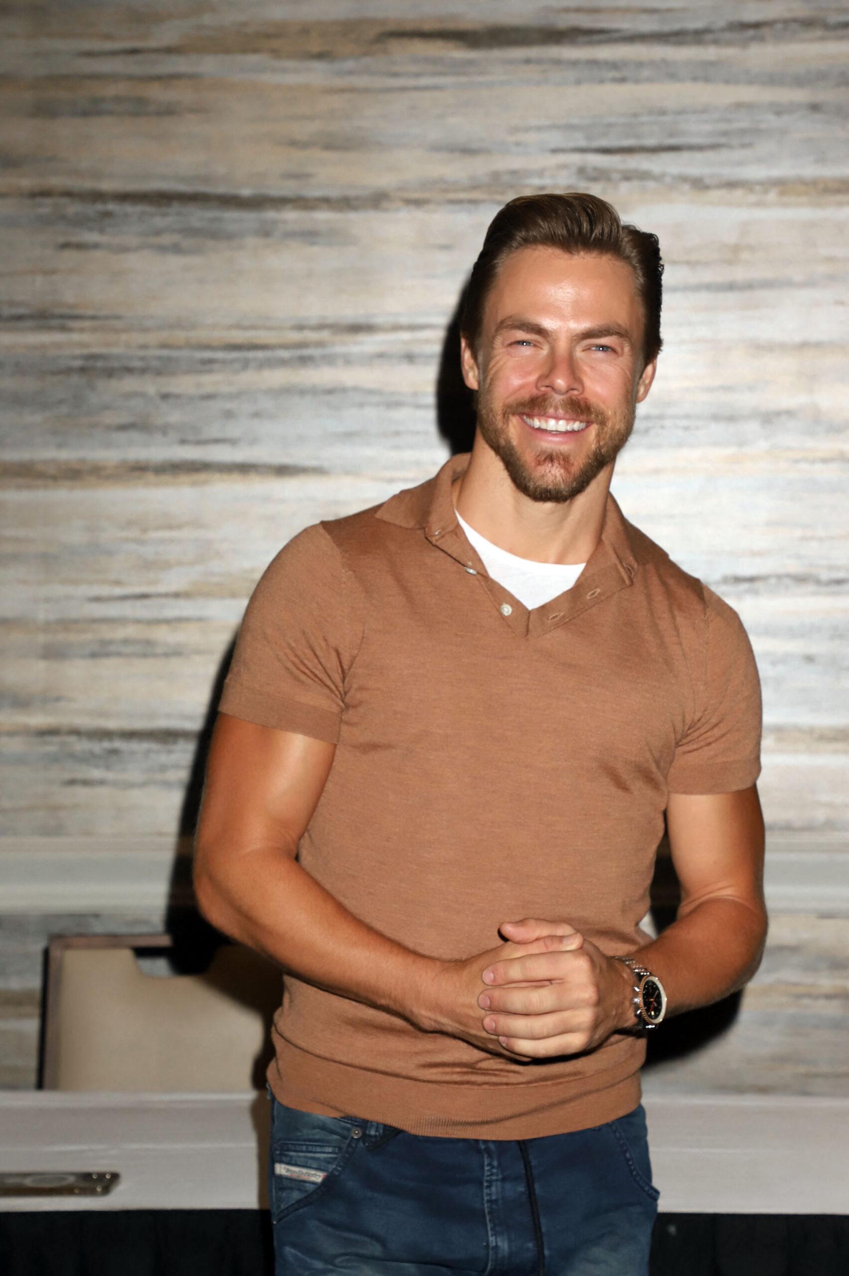 Derek Hough em camisa marrom