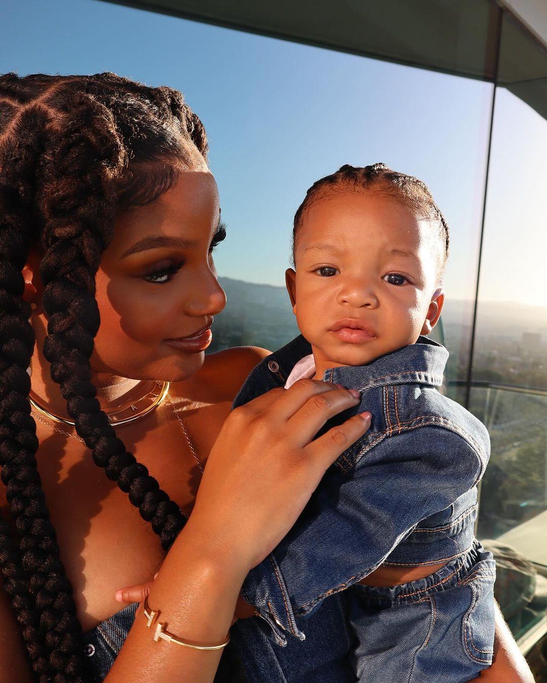 Halle Bailey usa jeans combinando com o filho