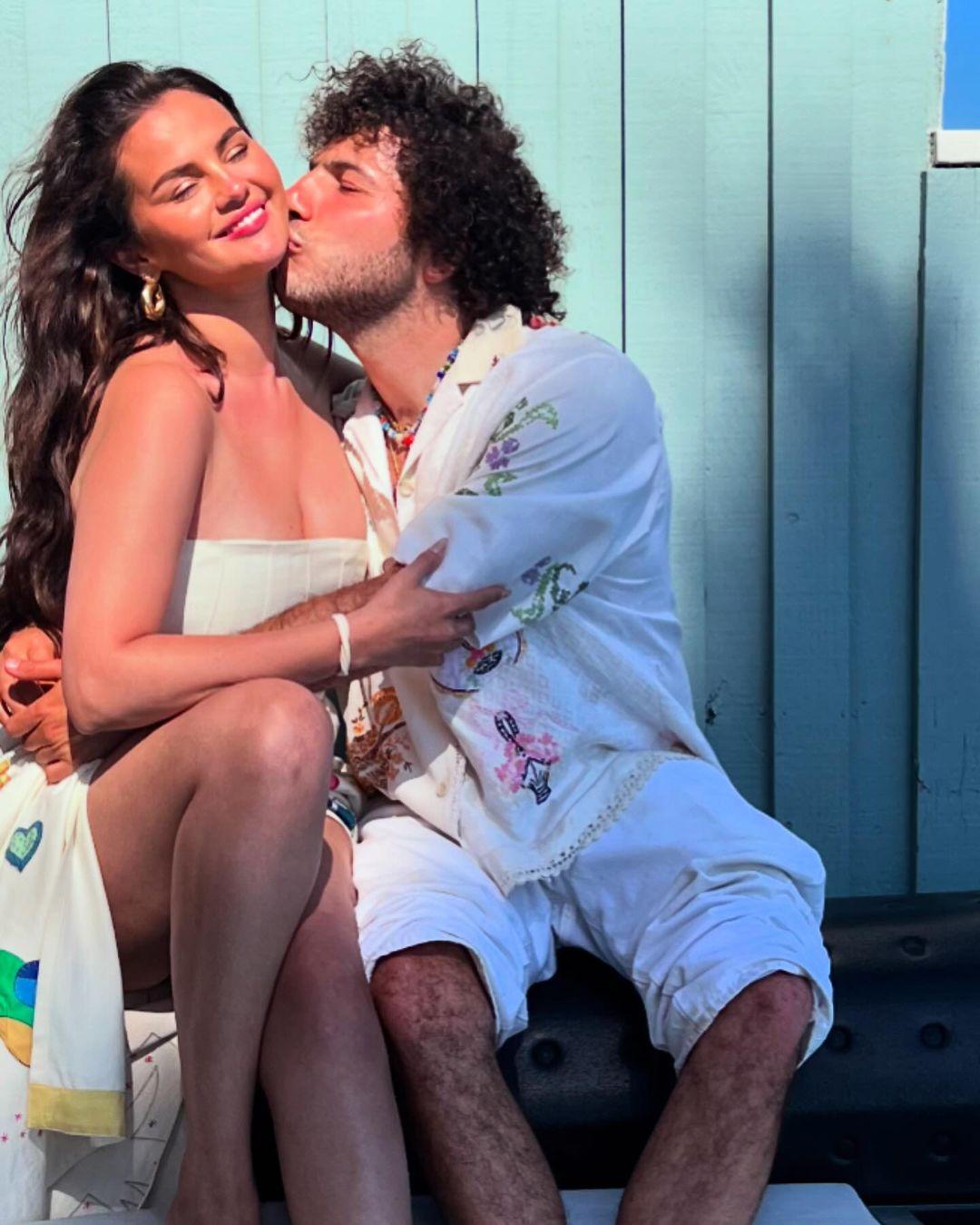 Benny Blanco beijando Selena Gomez