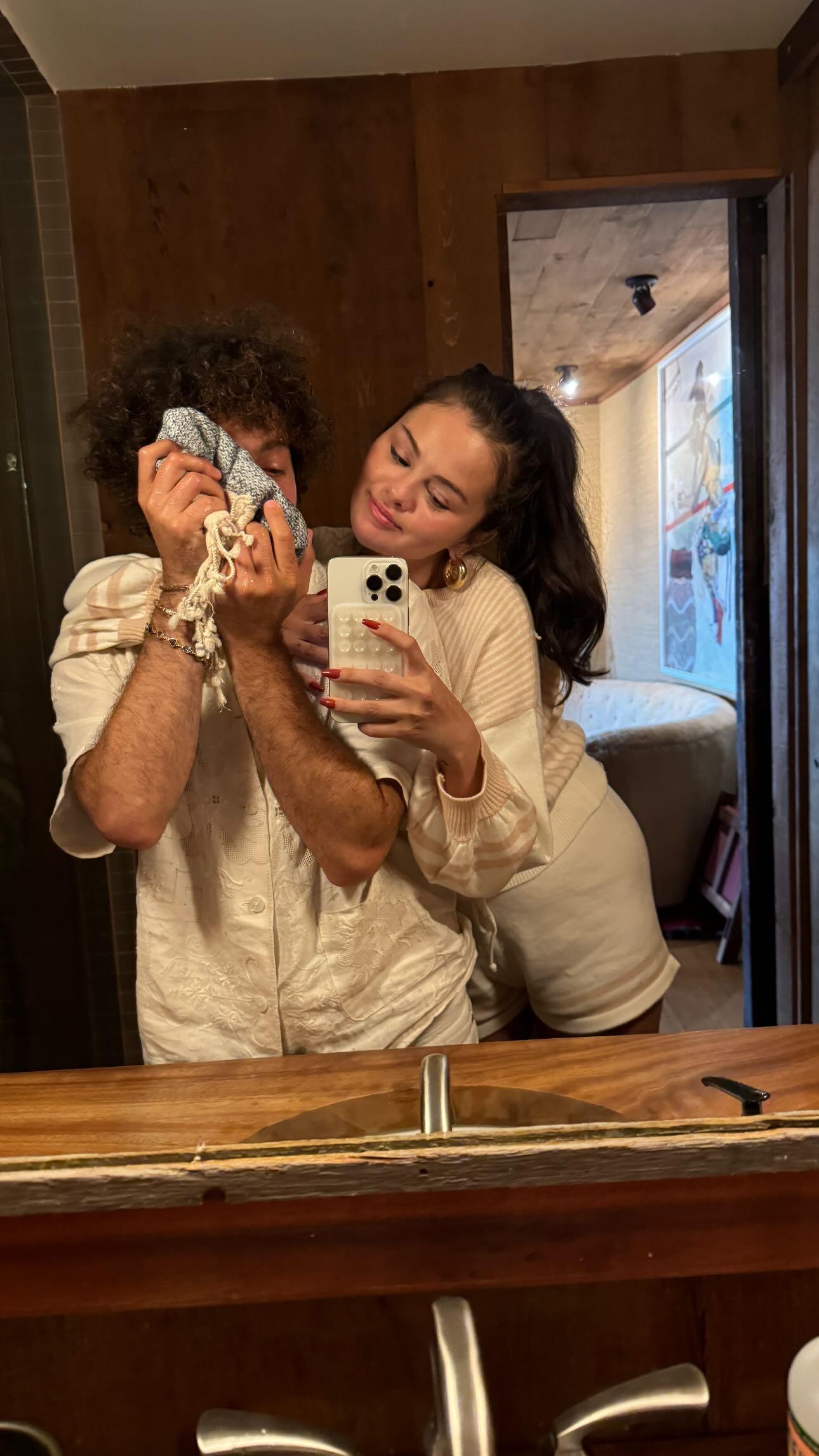 Selena Gomez and Benny Blanco is a mirror selfie