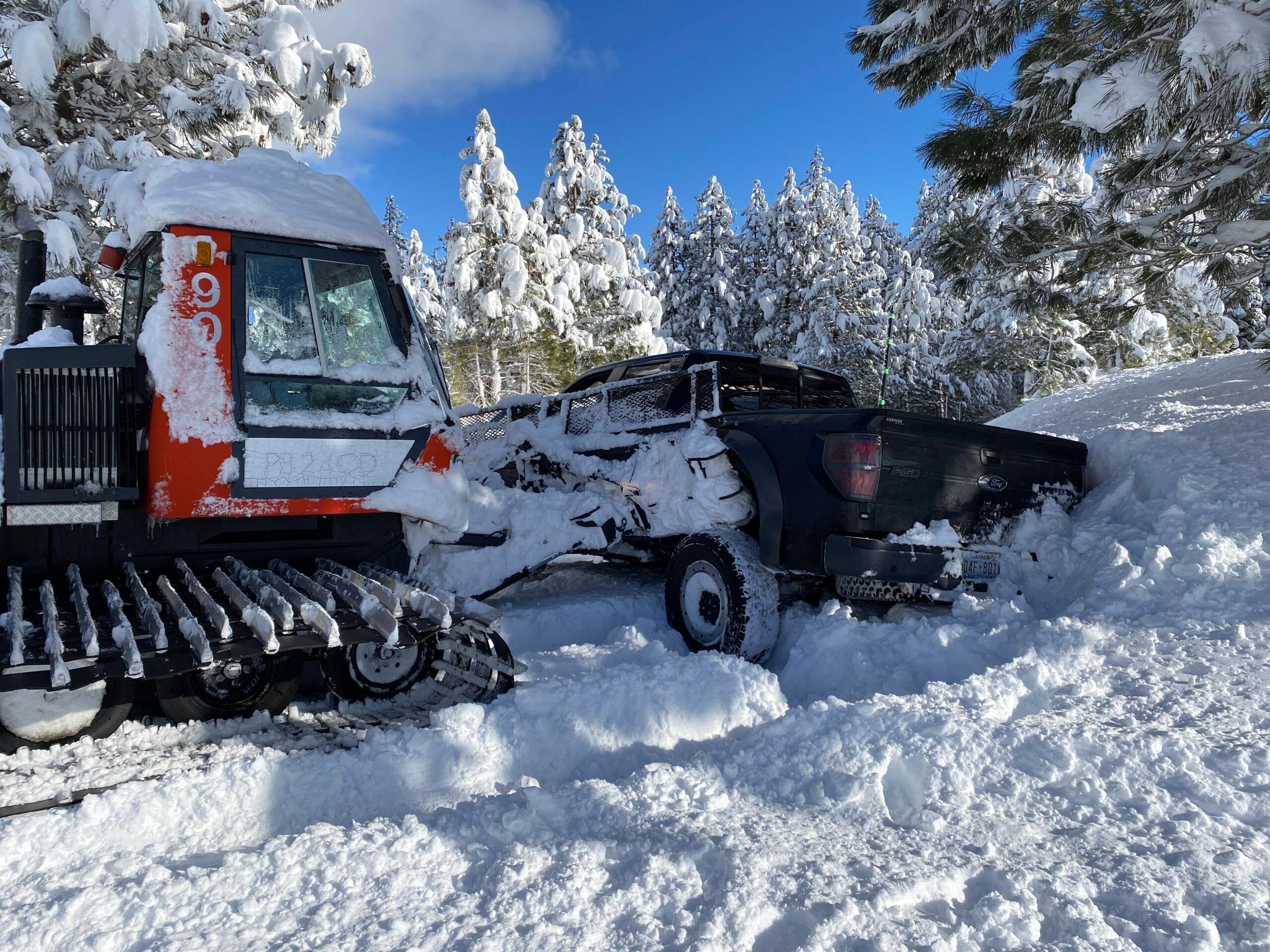 Poças de sangue podem ser vistas na neve em um vídeo recém-lançado que revela os momentos após o terrível acidente de Jeremy Renner com o limpa-neve