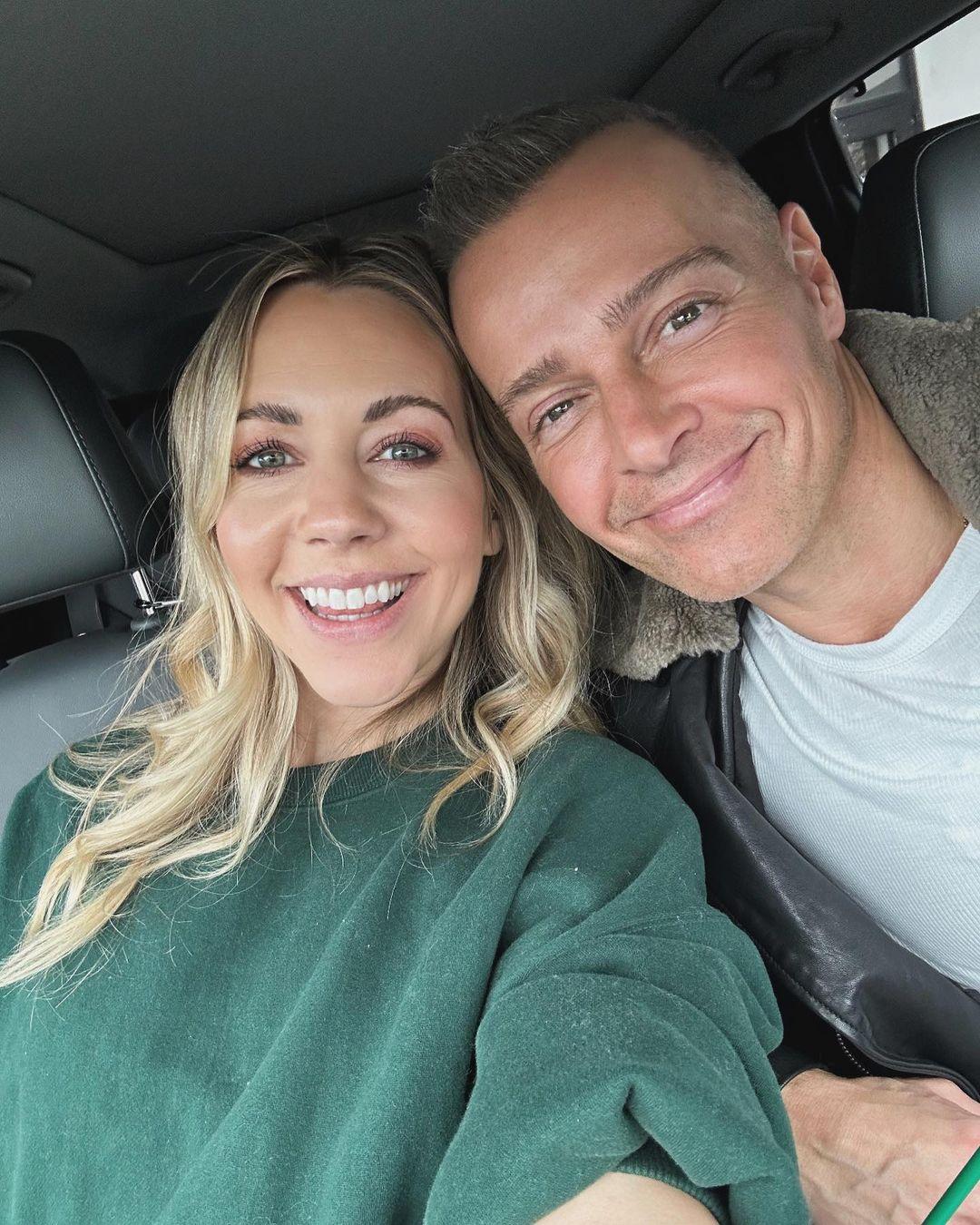 Uma foto de Joey Lawrence e Samantha Lawrence sorrindo