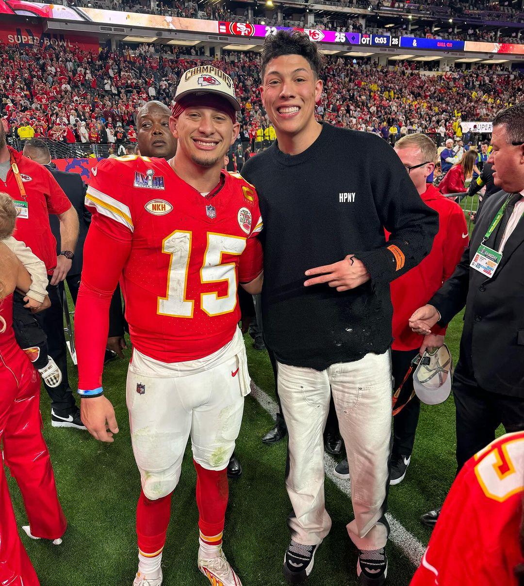 Patrick Mahomes e Jackson Mahomes em campo da NFL