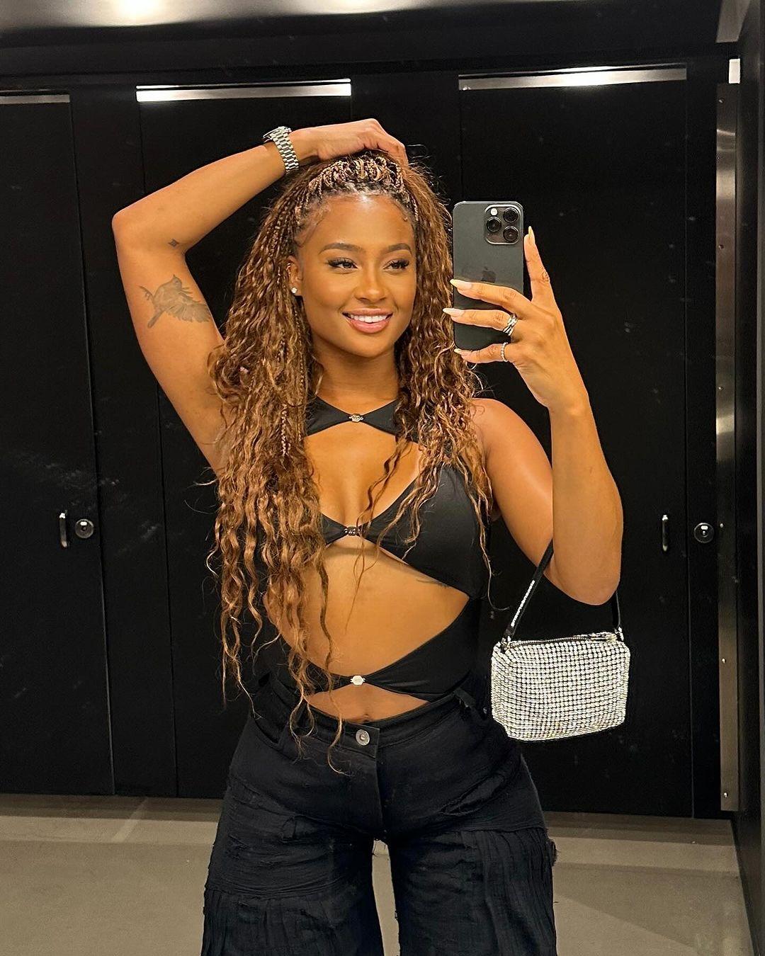 Kayla Nicole tirando uma selfie no espelho