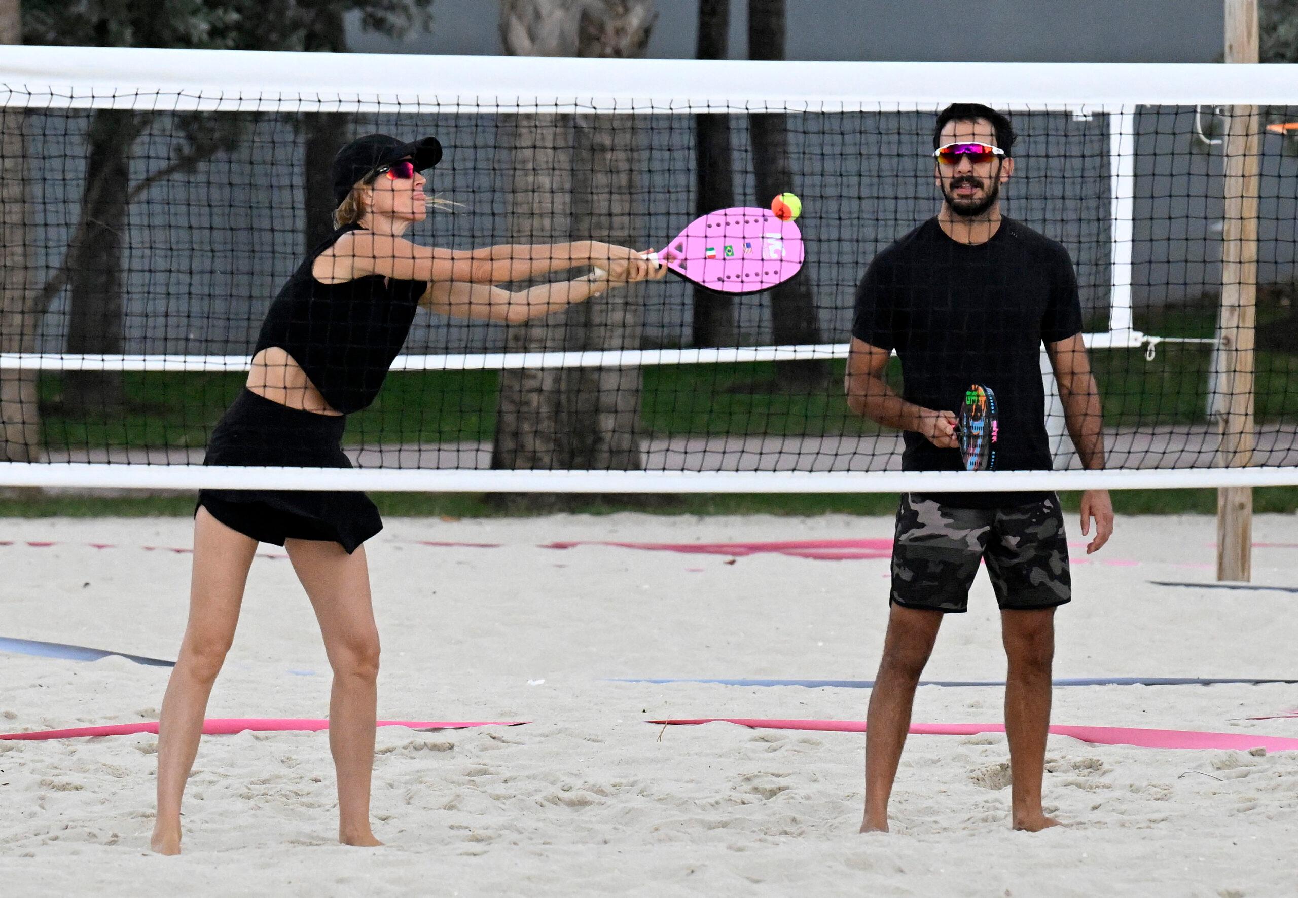 Gisele Bündchen joga tênis de praia com o namorado Joaquim Valente 