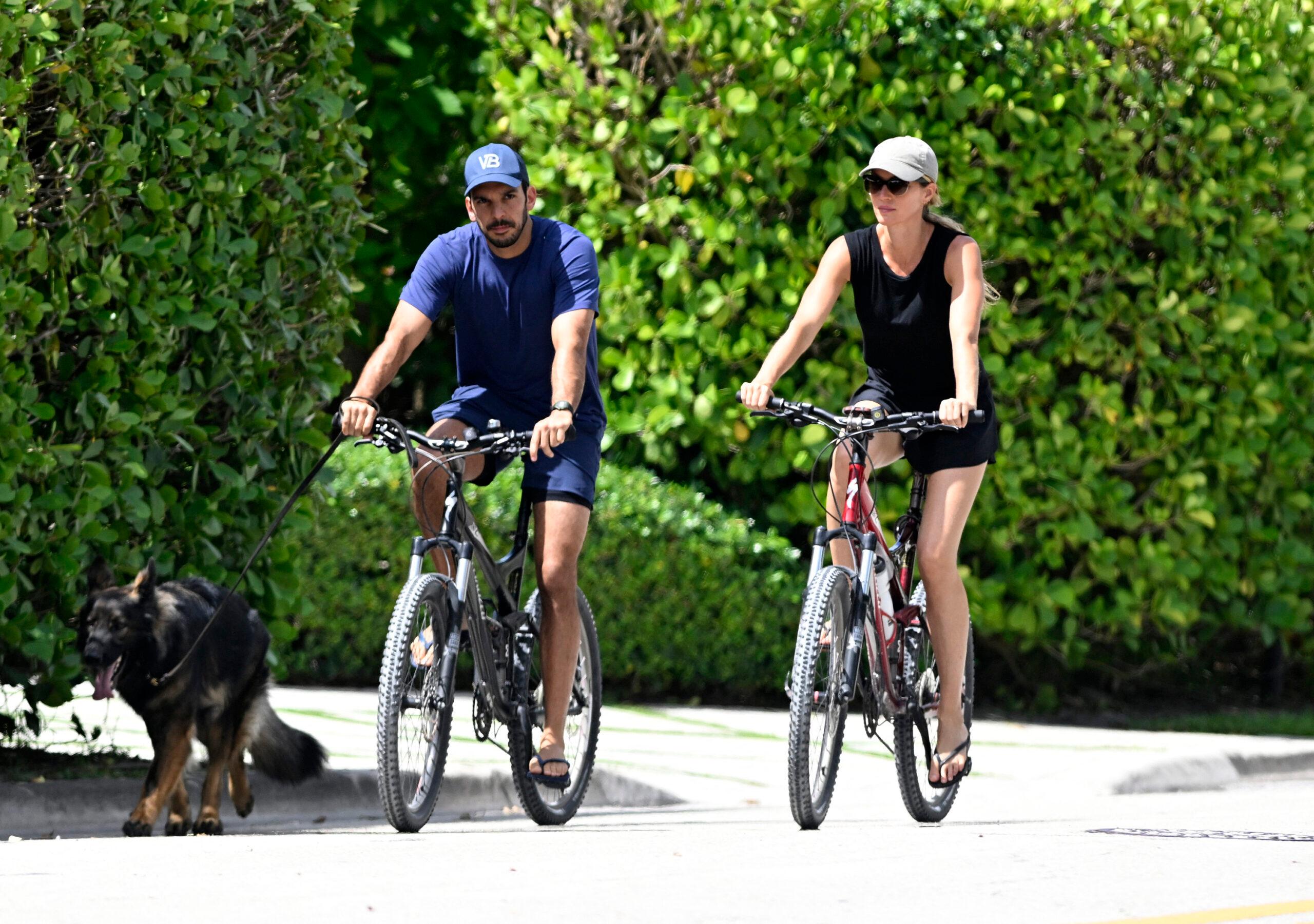 Gisele Bündchen e o namorado Joaquim Valente andam de bicicleta