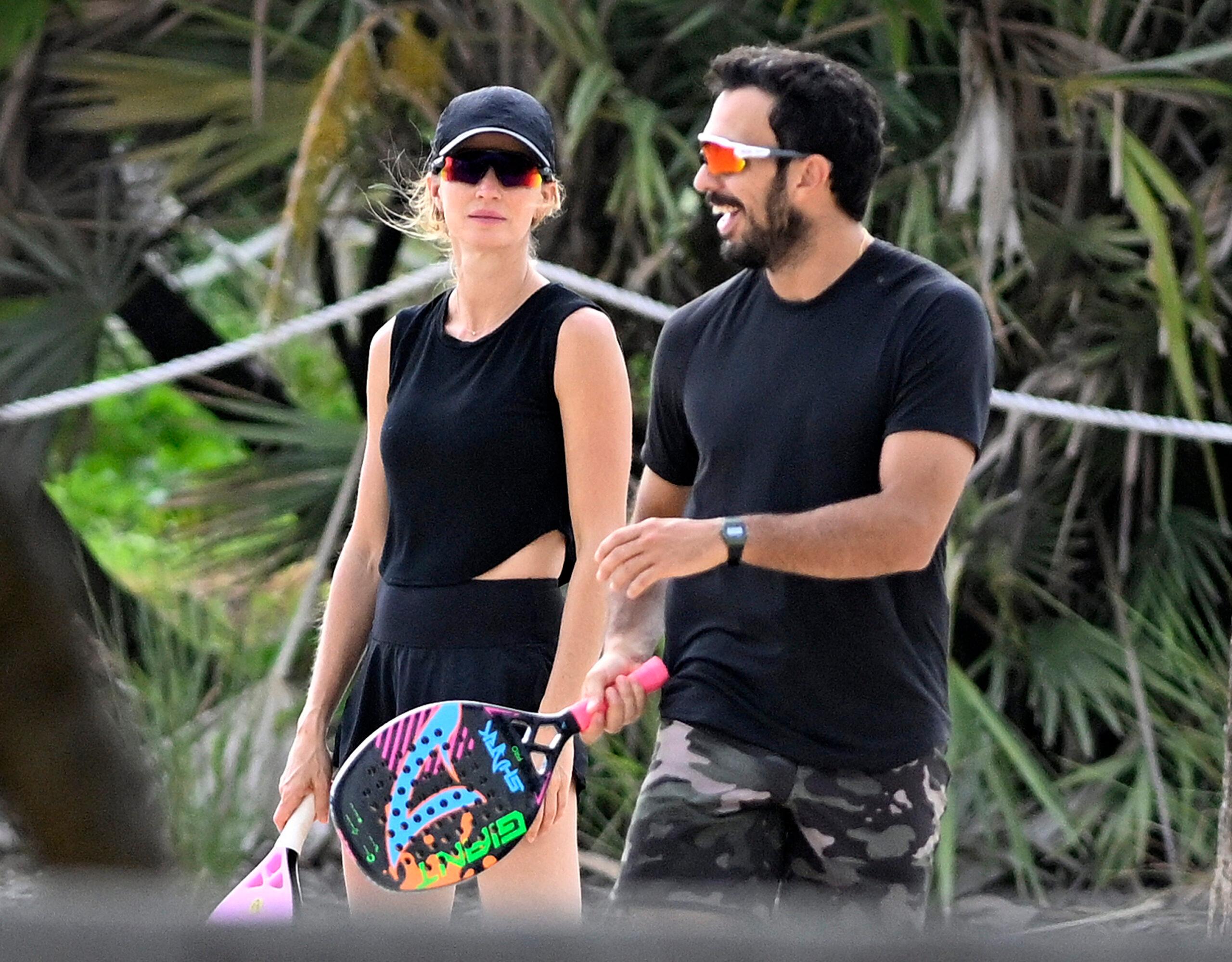 Giselle Bundchen plays on beach tennis with his boyfriend Hooakim Valent