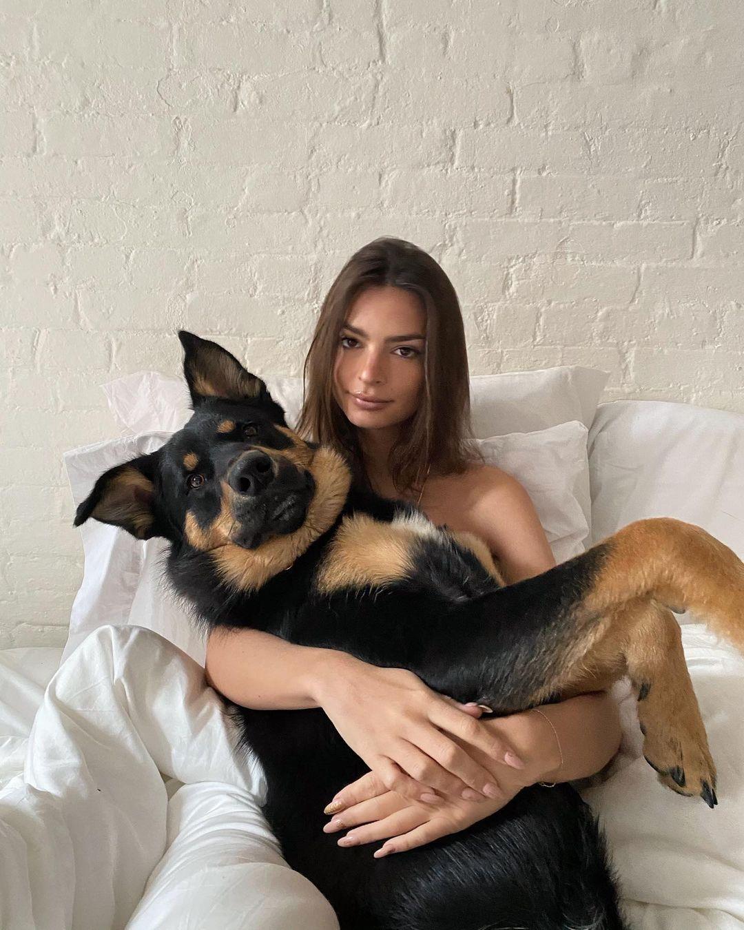 Emily Ratajkowski and her puppy