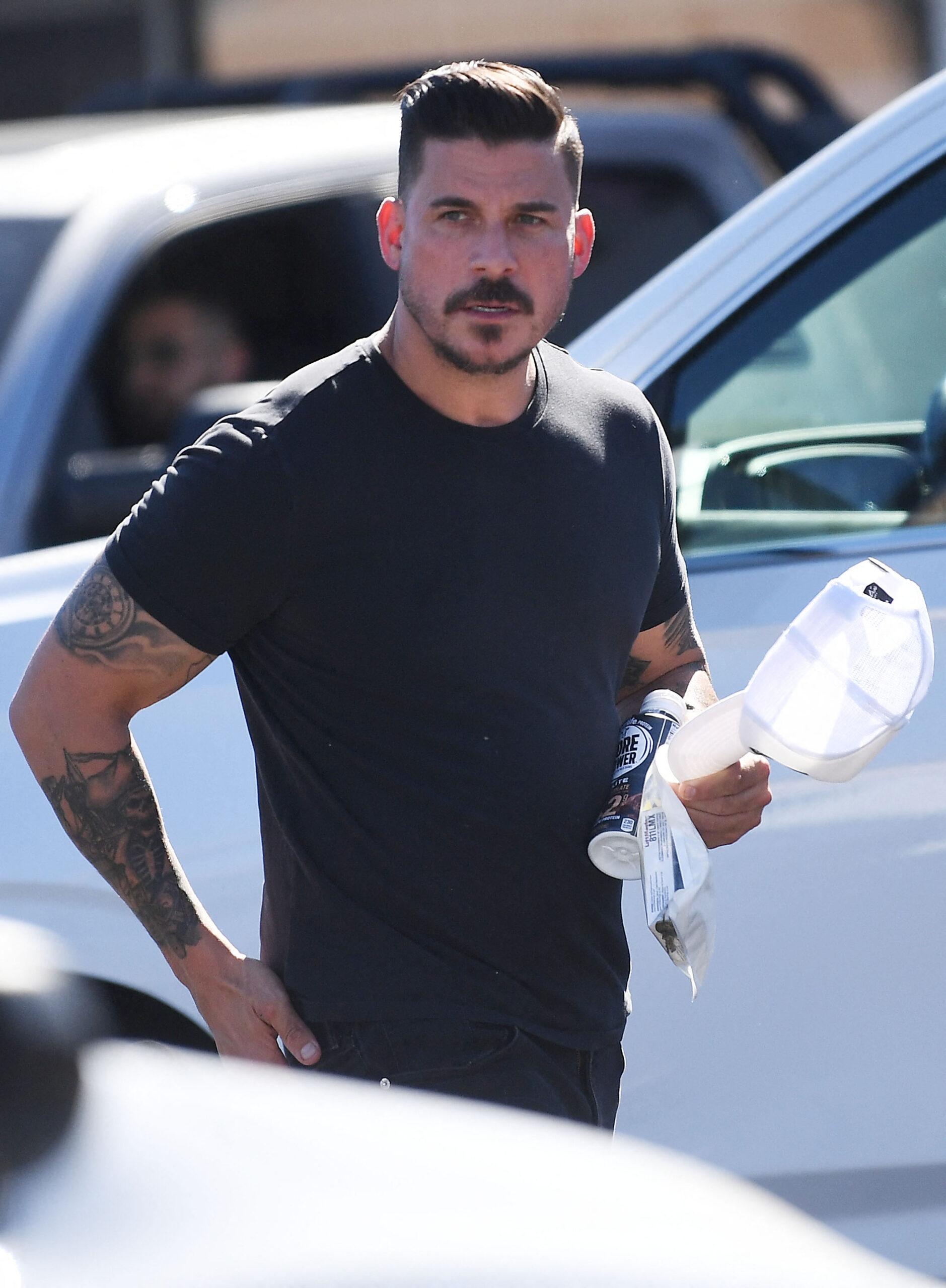 Jax Taylor corta o cabelo depois de receber alta do centro de saúde mental e depois que a ex-esposa Brittany Cartwright disse que não quer mais nada com ele