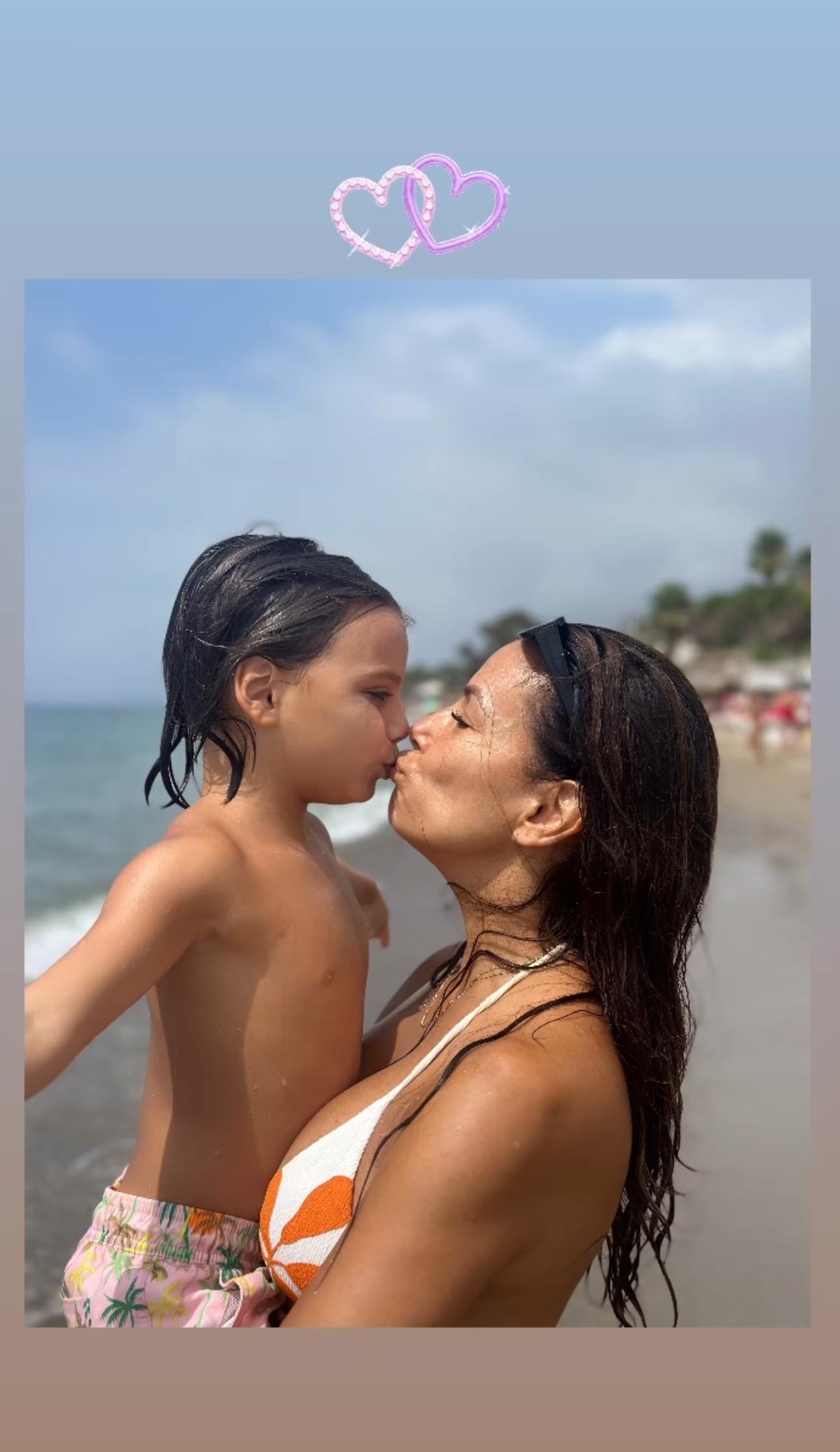 Eva Longoria beija seu filho Santiago na praia.