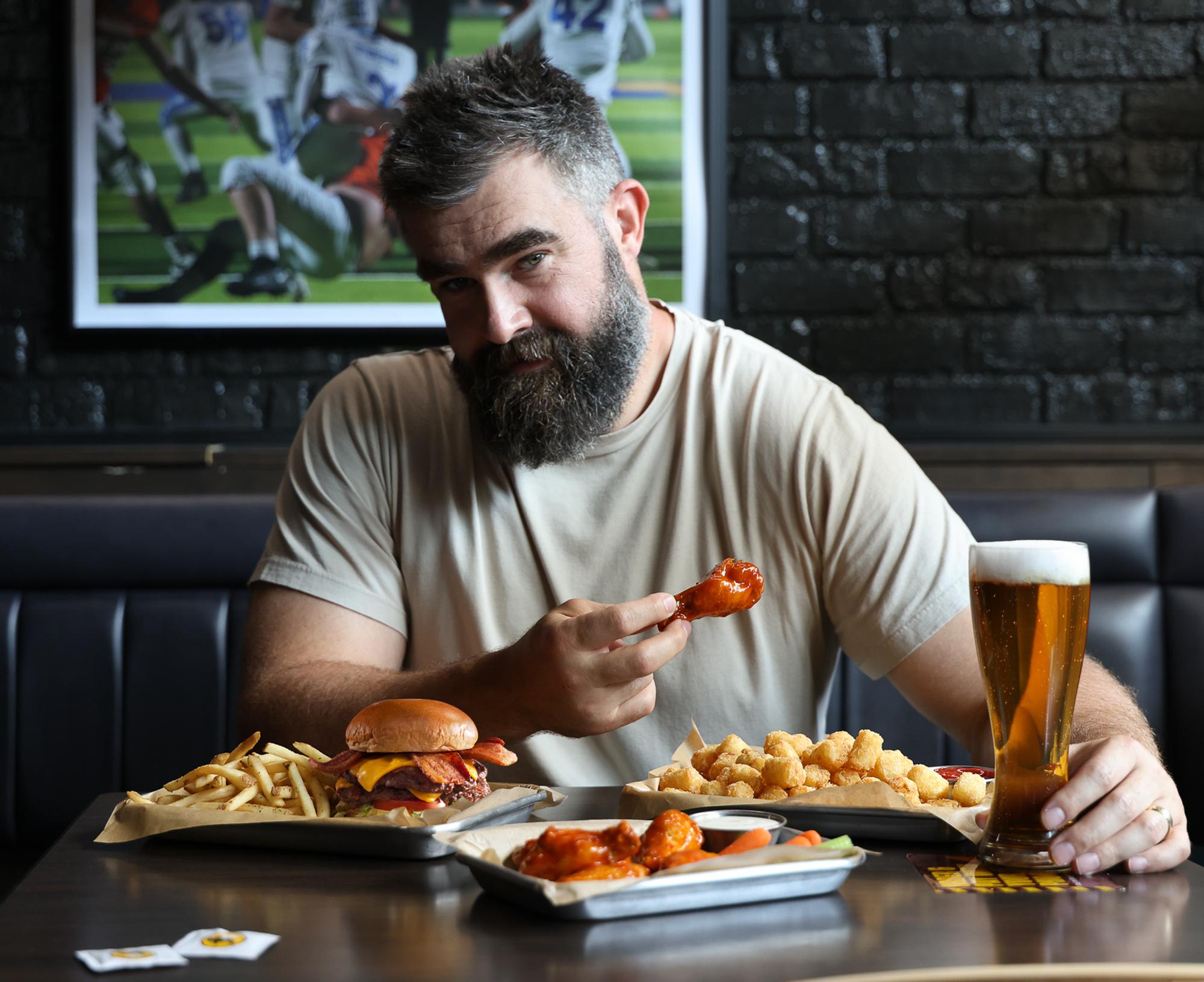 Jason Kelce mange des ailes de poulet Buffalo Wild Wings