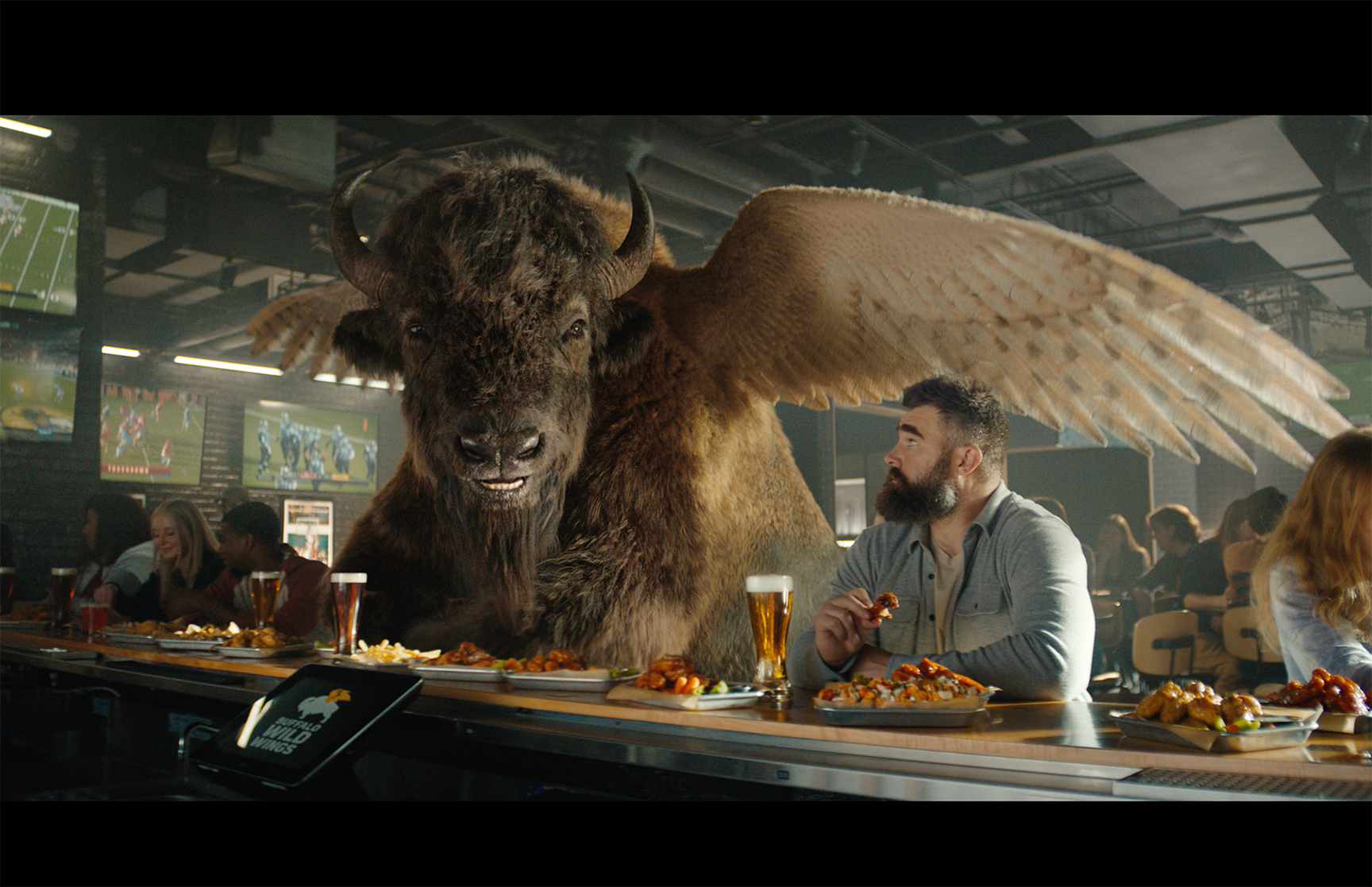 Jason Kelce avec Hank de Buffalo Wild Wings