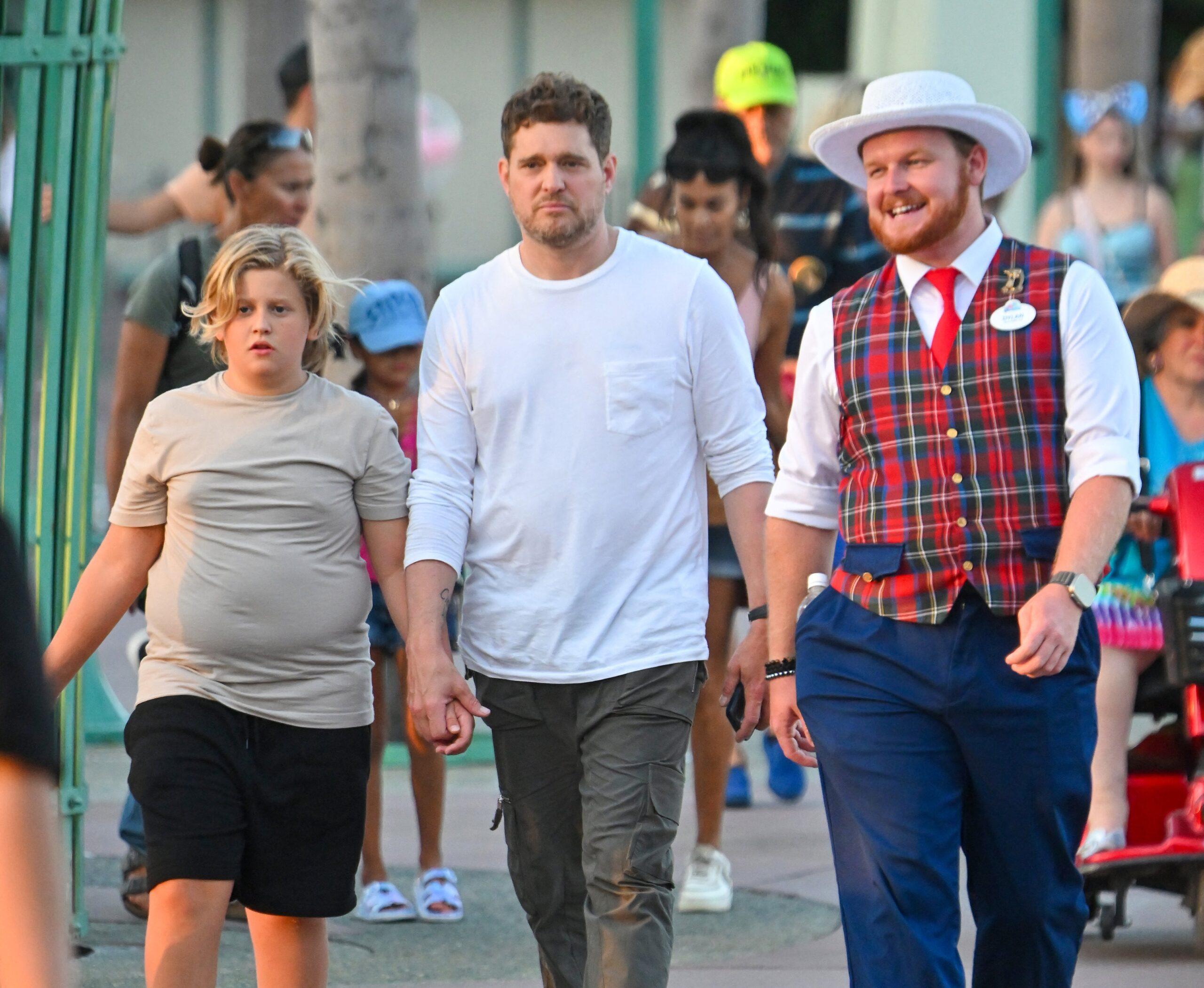 Michael Bublé se diverte na Disneylândia com sua família