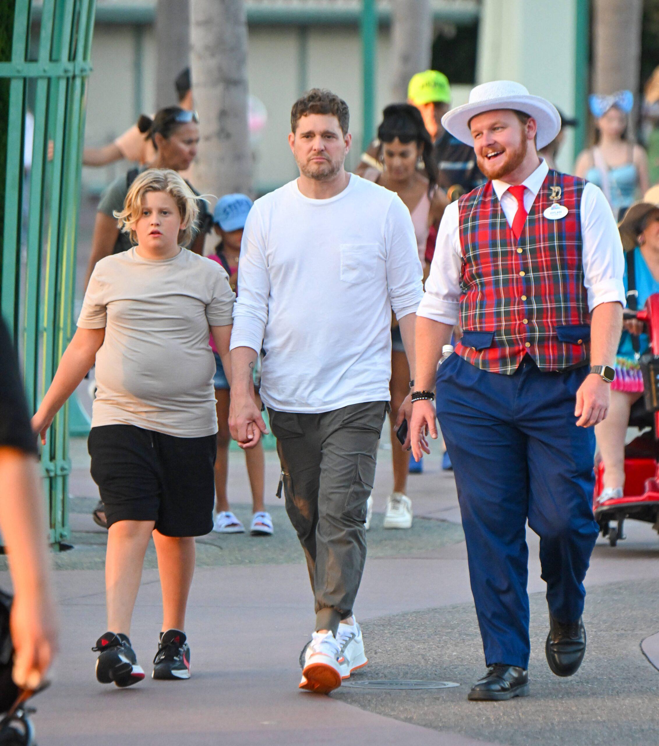 Michael Bublé se diverte na Disneylândia com sua família