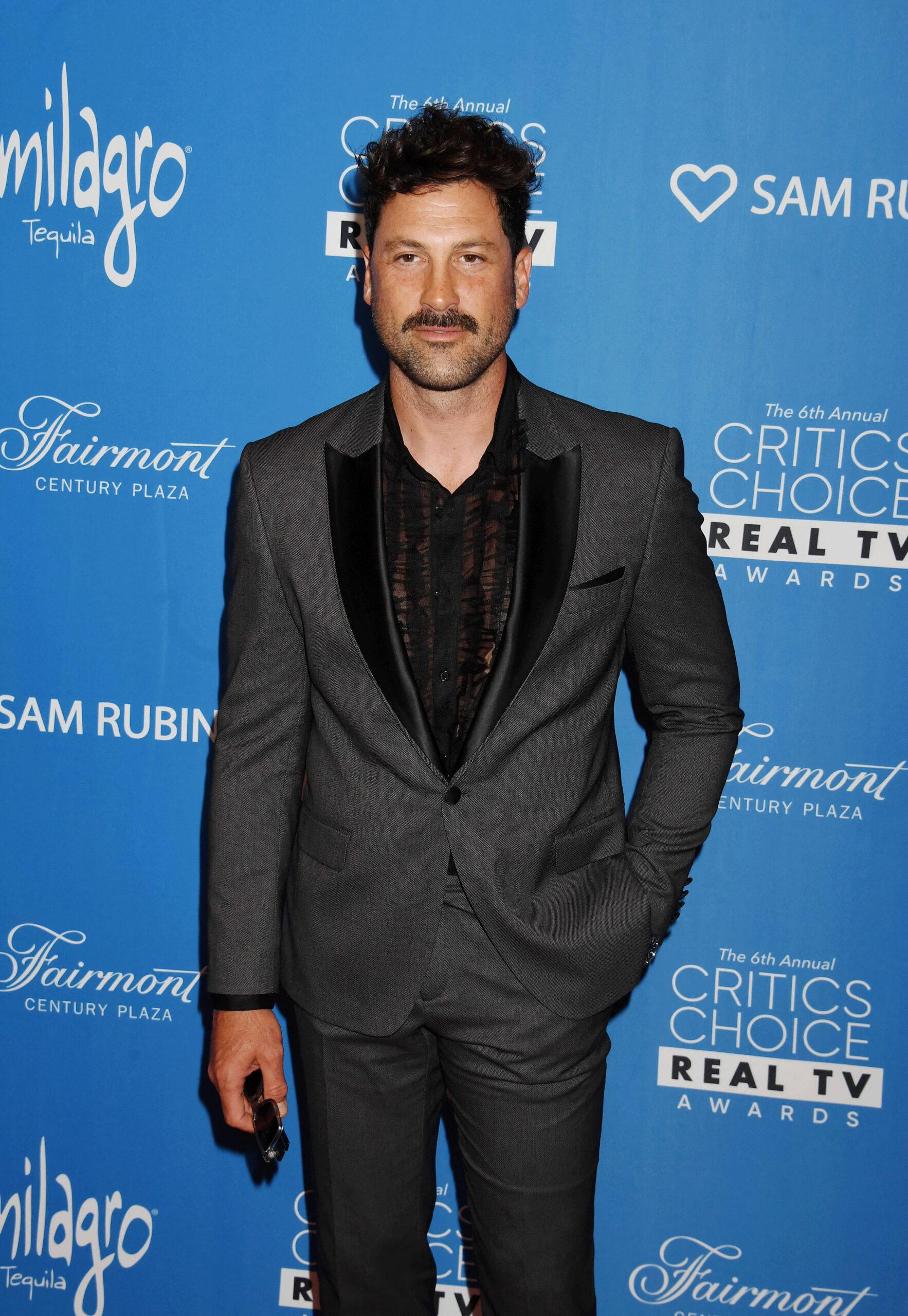 Maksim Chmerkovskiy no sexto prêmio anual Critics Choice Real TV Awards