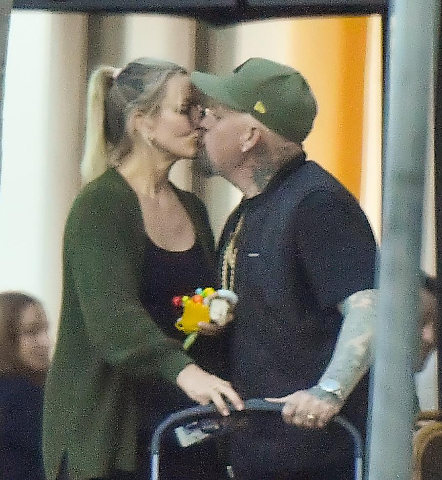 Cameron Diaz e o marido Benji Madden trocam um beijo doce