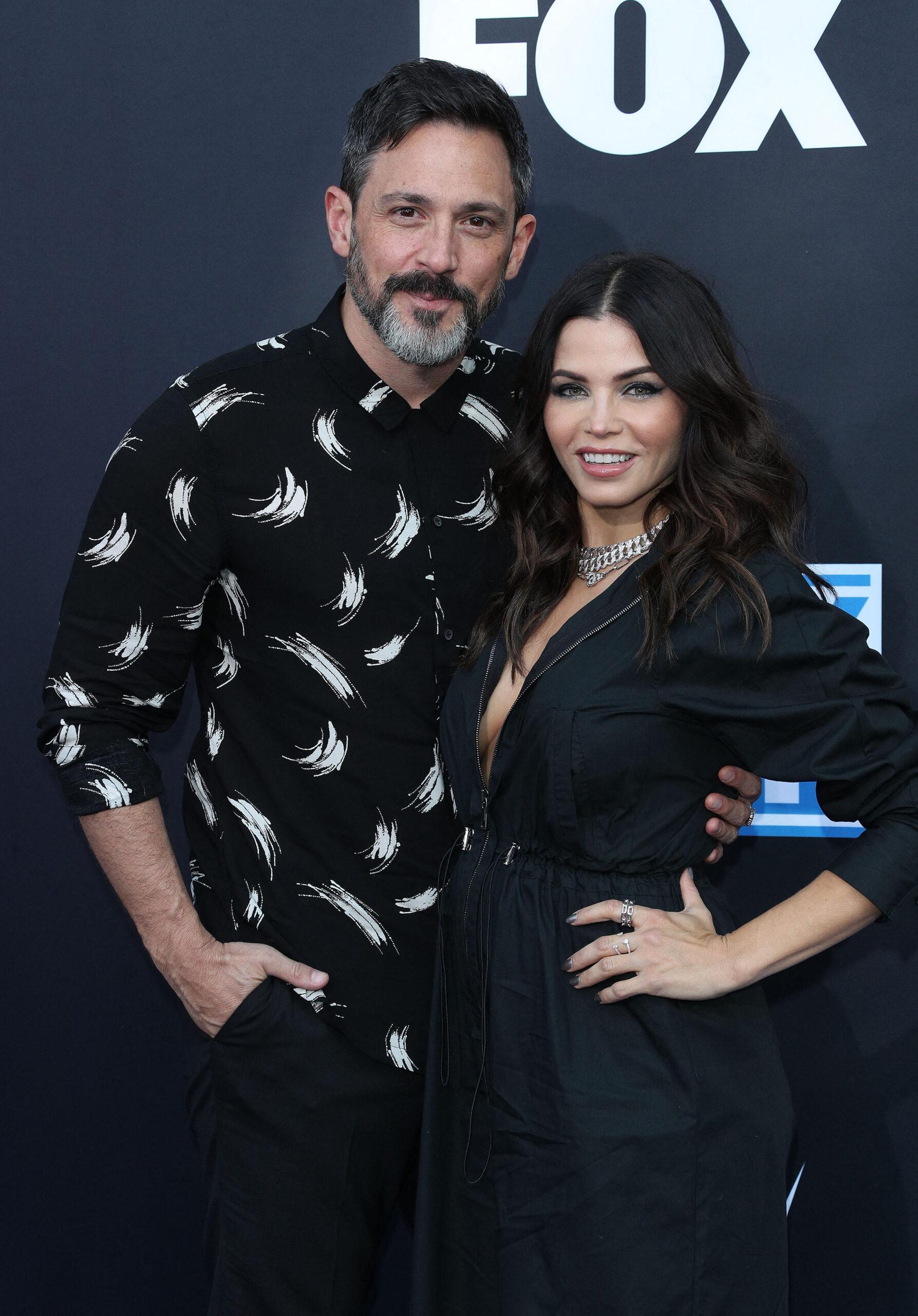 Jenna Dewan e Steve Kazee na comemoração do 20º aniversário da WWE marcando a estreia do WWE Friday Night SmackDown na FOX