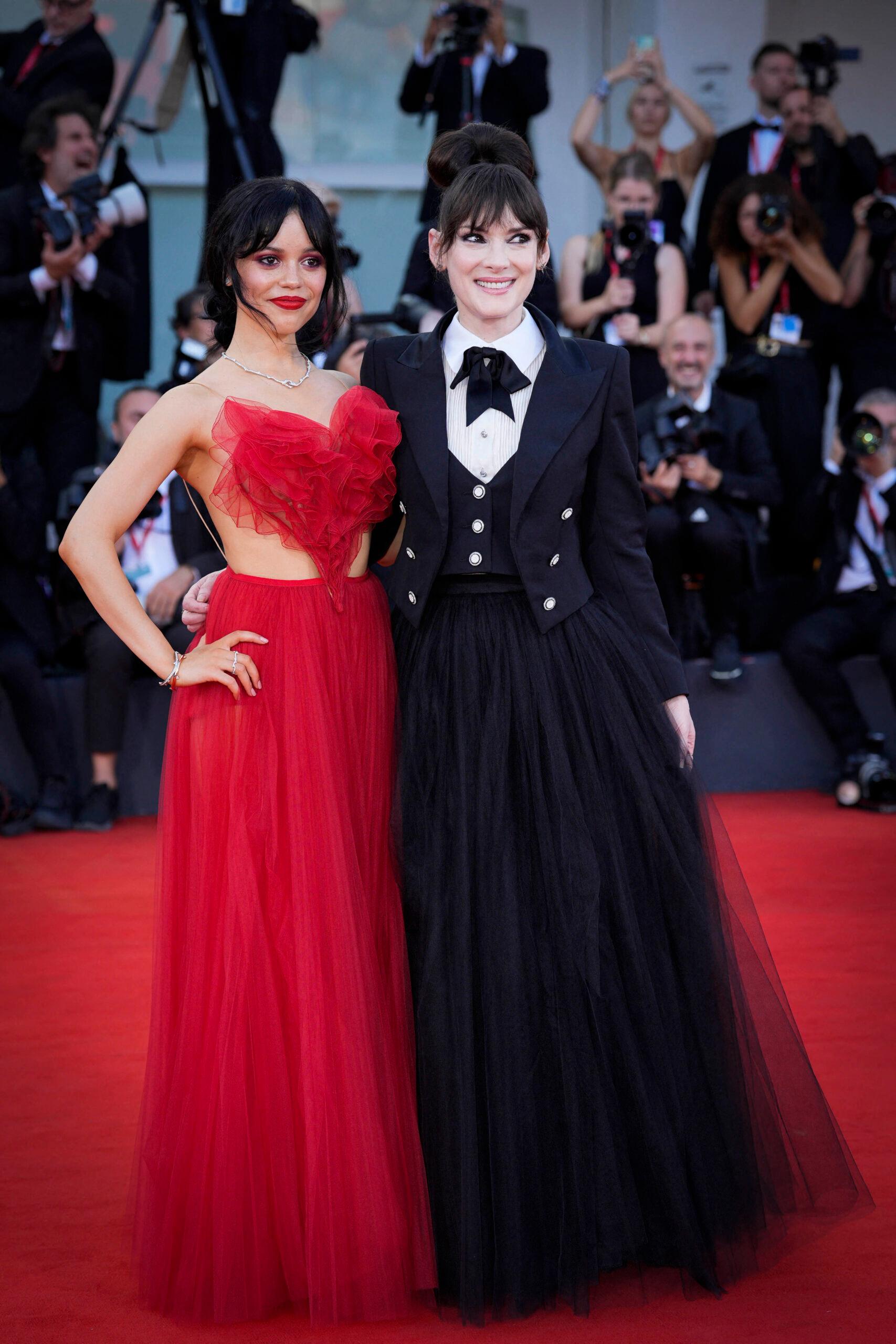 Jenna Ortega e Winona Ryder na cerimônia de abertura do 81º Festival Internacional de Cinema de Veneza