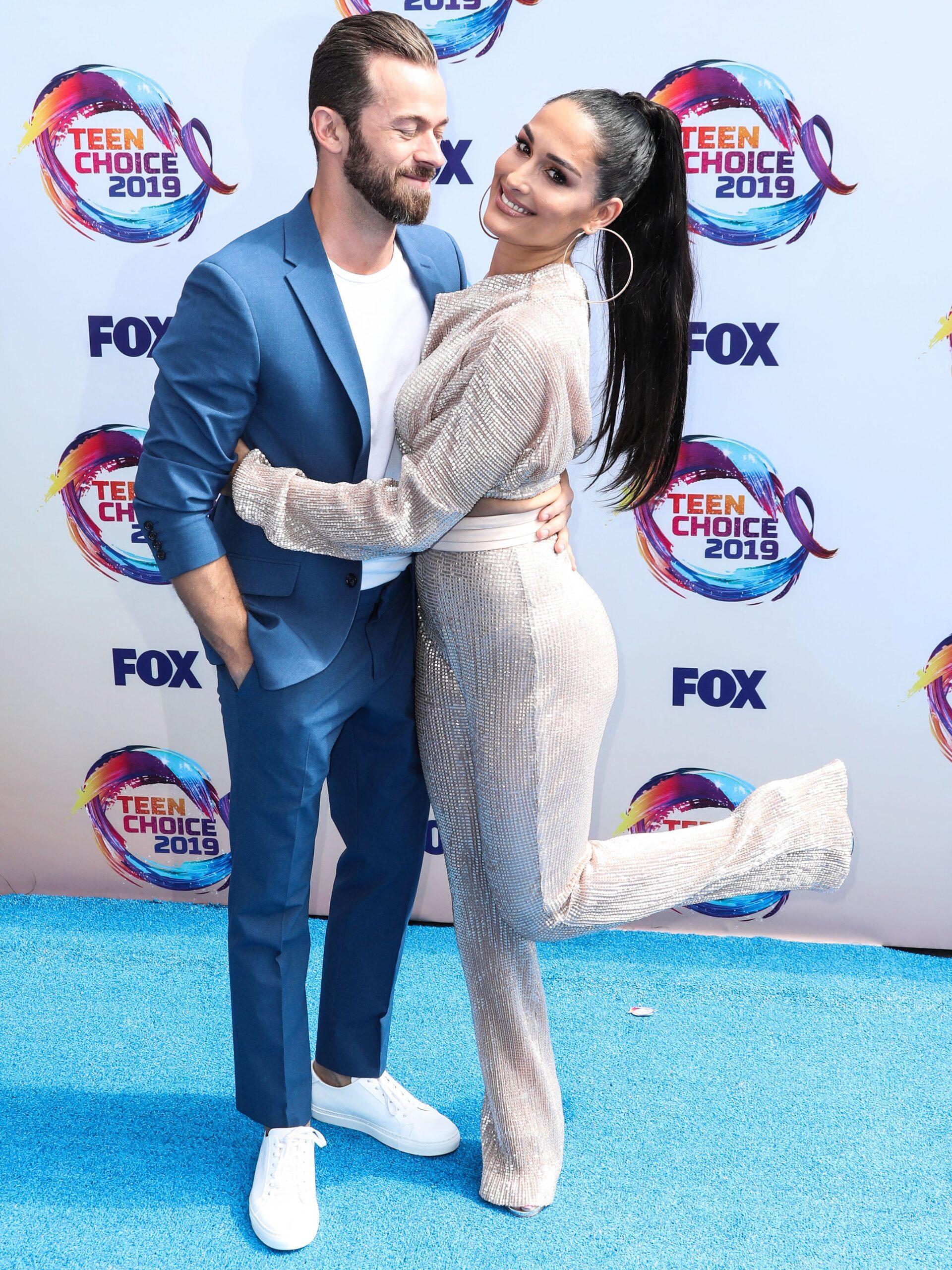 Nikki Garcia e Artem Chigvintsev no Teen Choice Awards da FOX 2019