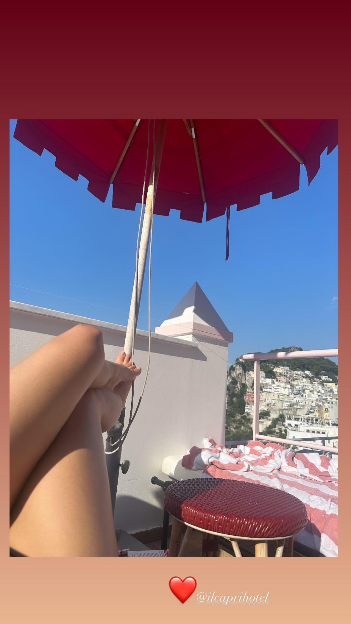 Lily James tomando sol em Capri.