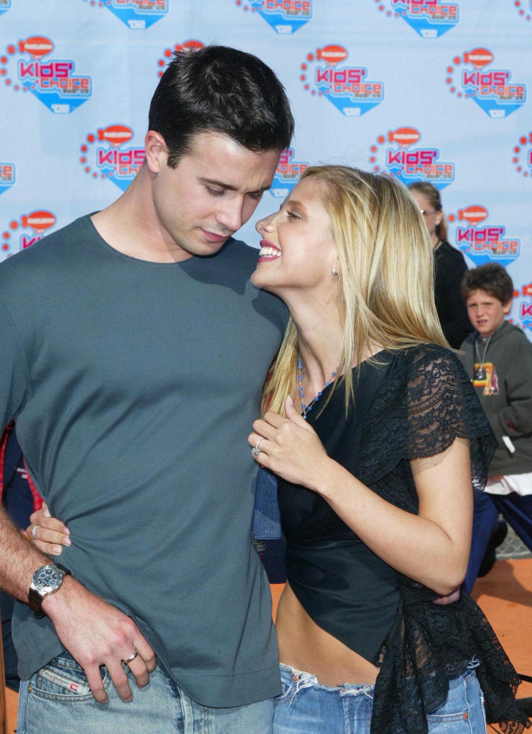 Sarah Michelle Gellar, and Freddie Prinze Jr. at NICKELODEONS 15TH ANNUAL KIDS CHOICE AWARDS HELD AT THE BARKER HANGER IN SANTA MONICA CA 20 APRIL 2002