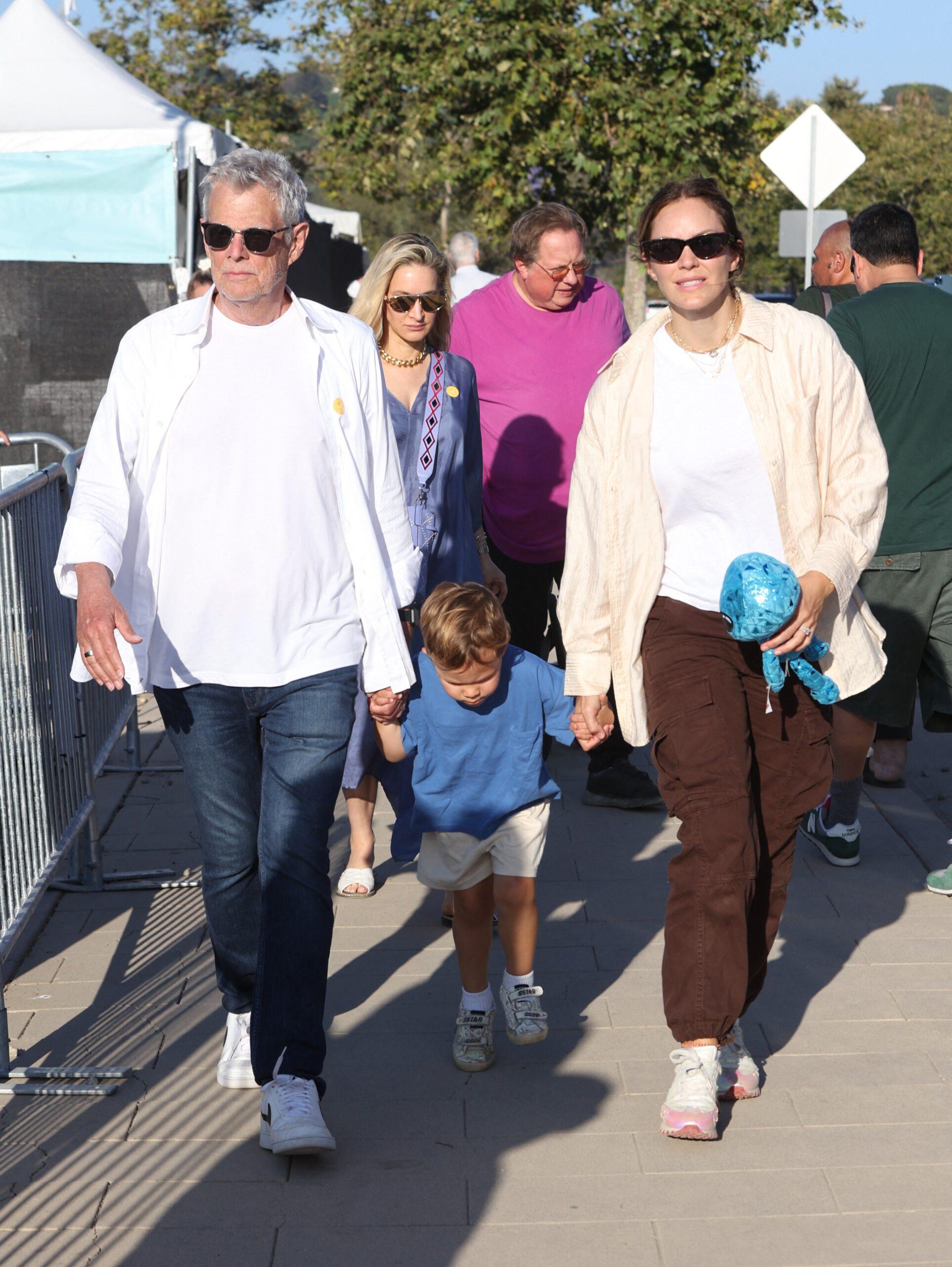 Katharine McPhee e David Foster levam o filho para o Malibu Chili Cook Off anual