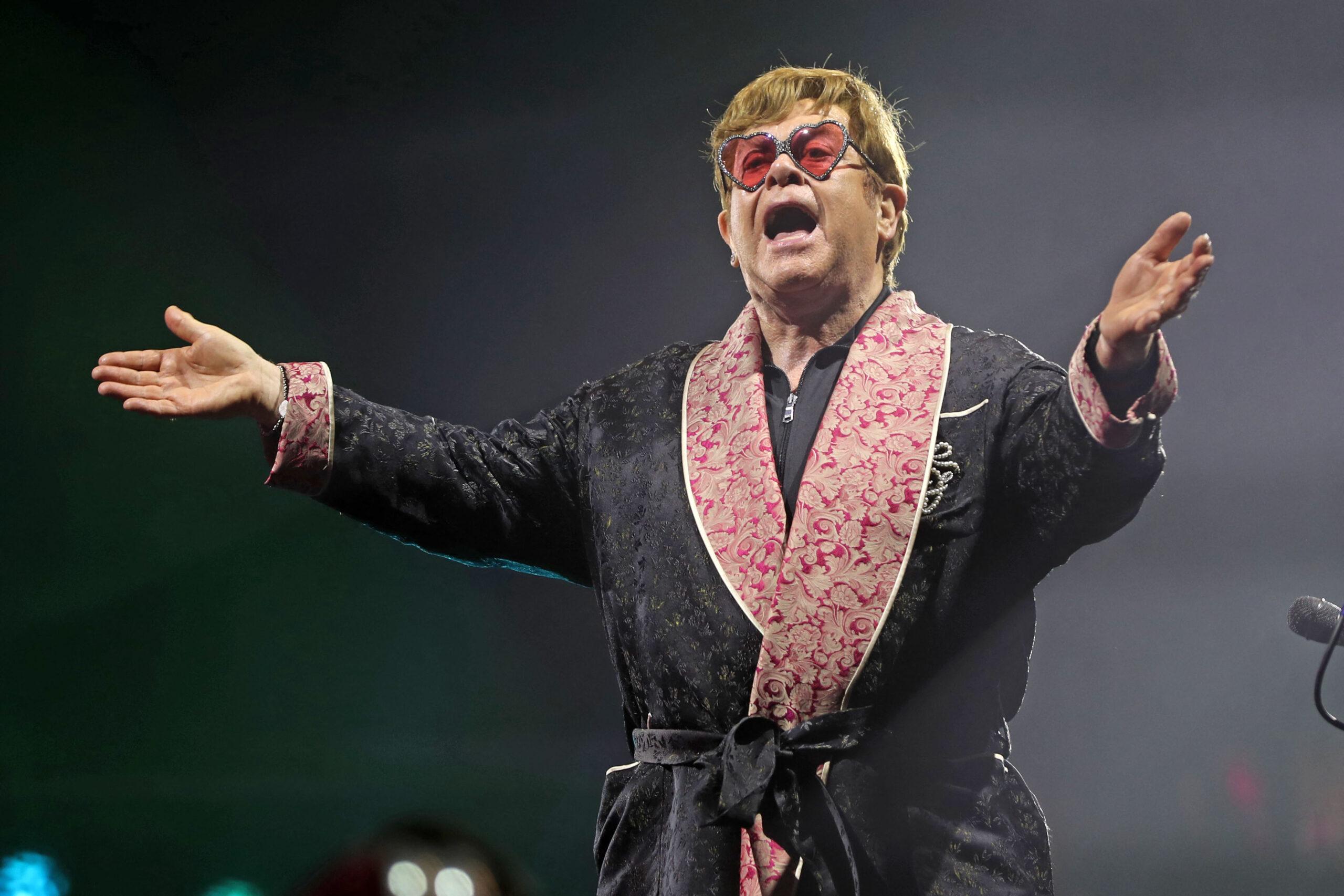 Elton John vestiu um longo robe de seda para o horário de verão britânico no Hyde Park de Londres