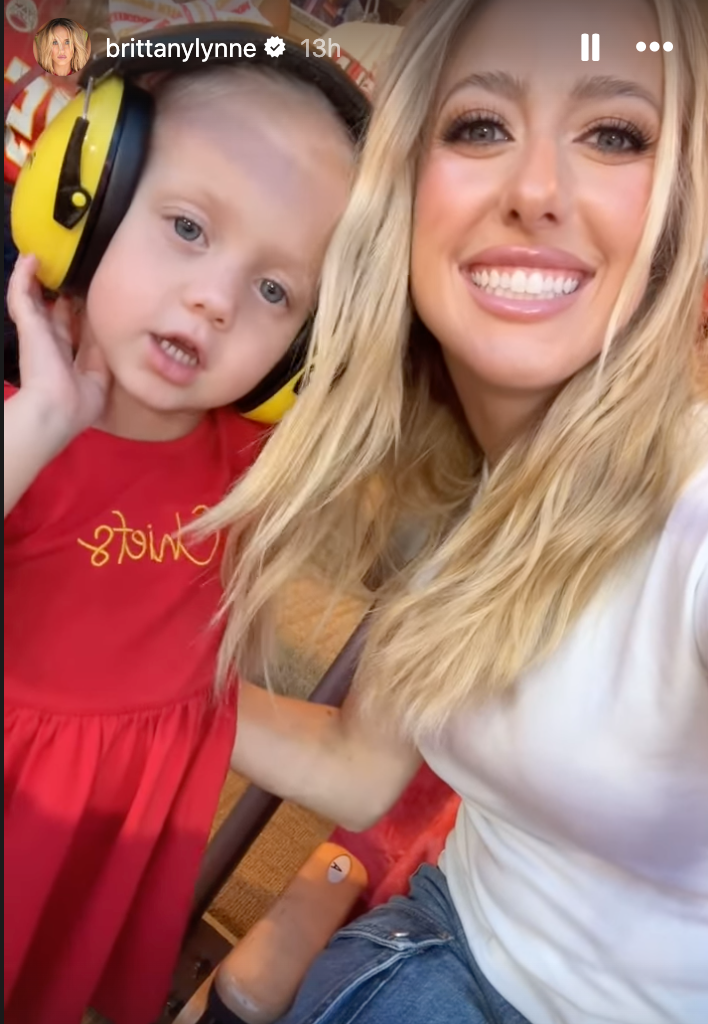 Brittany Mahomes e sua filha no jogo dos Chiefs