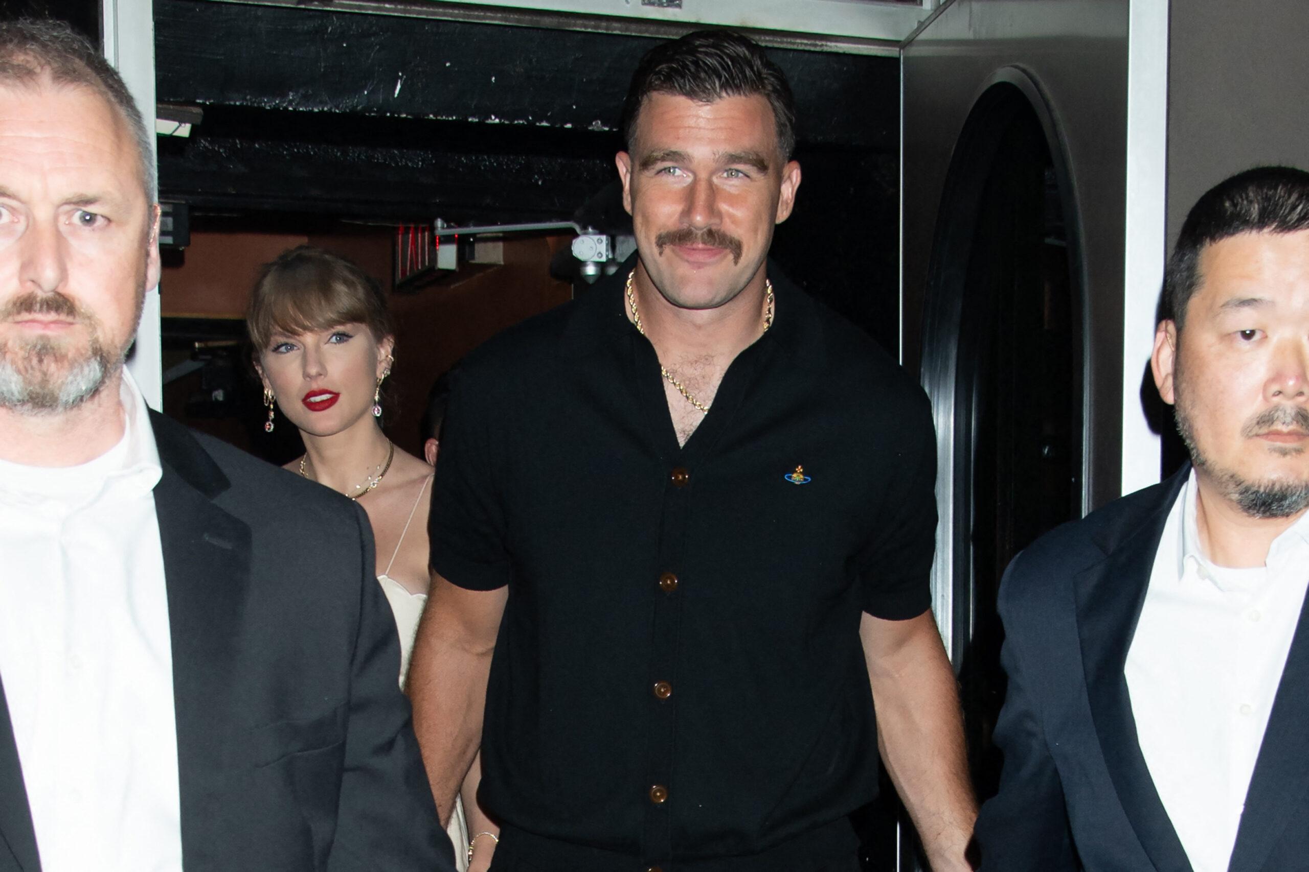 Taylor Swift e Travis Kelce comparecem ao casamento de Karen Elson