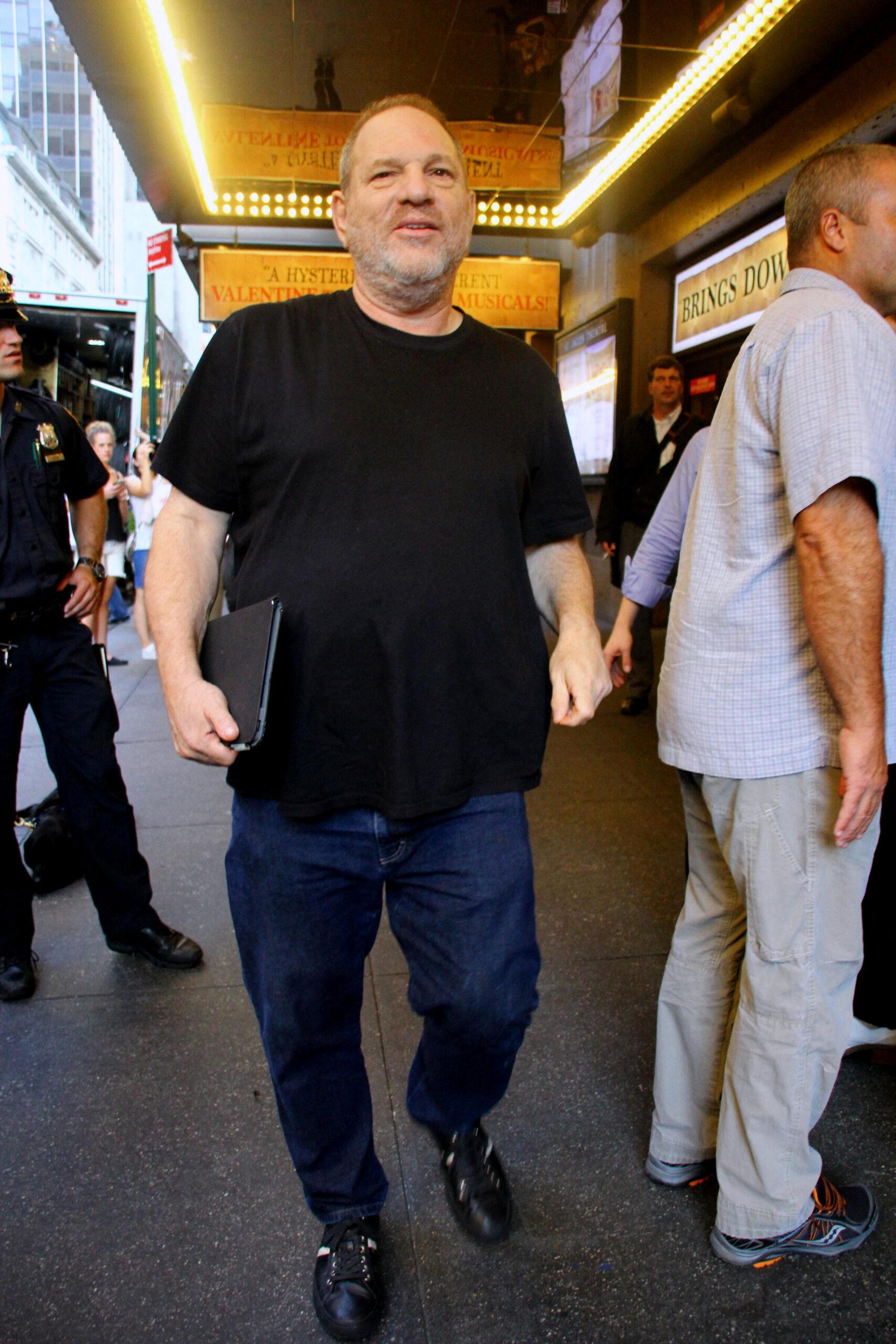 Harvey Weinstein foi visto participando de uma arrecadação de fundos para Hilary Clinton no St. James Theatre, na cidade de Nova York, em 2016