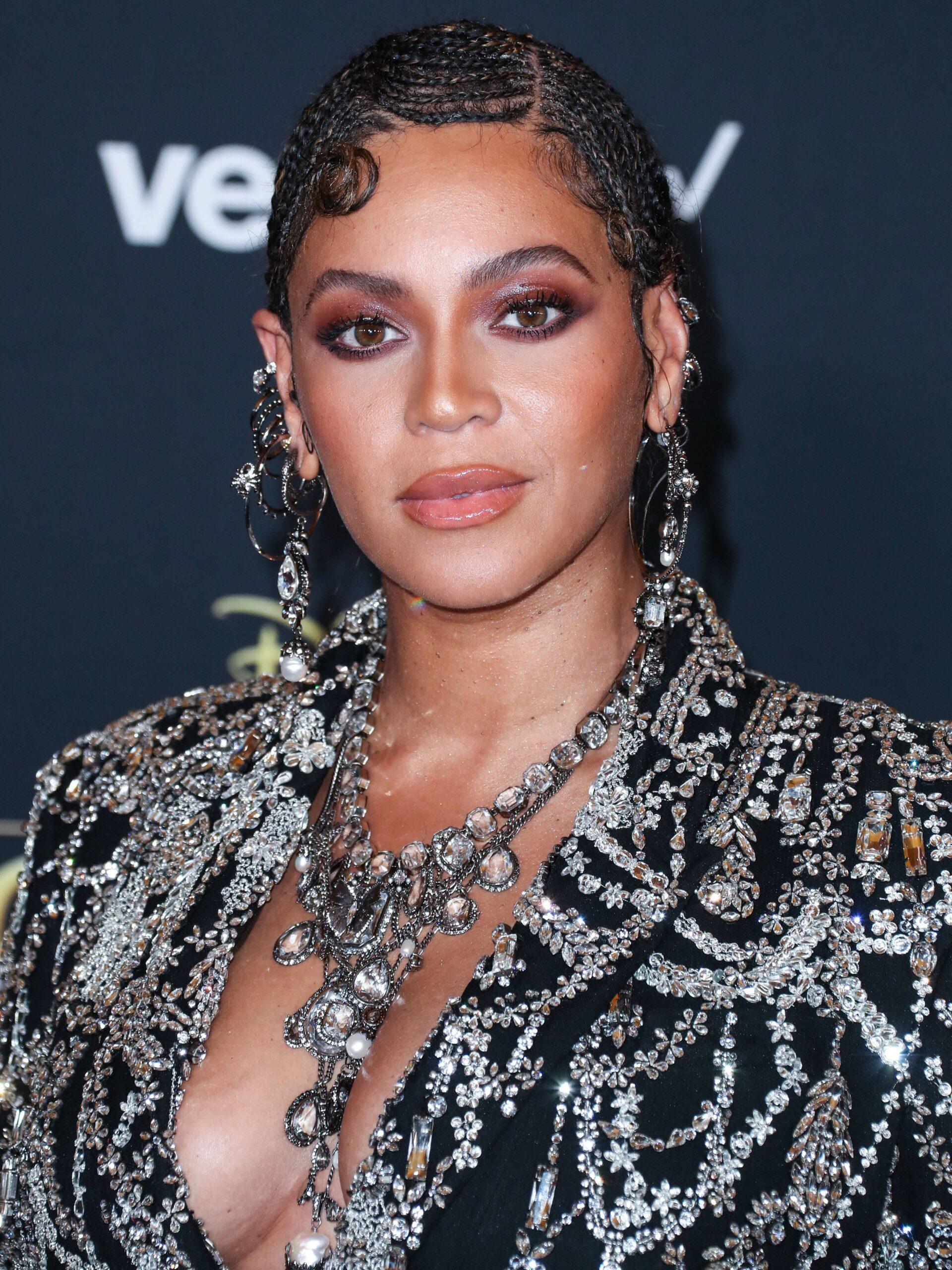 Beyoncé Knowles Carter vestindo uma roupa de Alexander McQueen e joias de Lorraine Schwartz chega à estreia mundial de 'O Rei Leão' da Disney