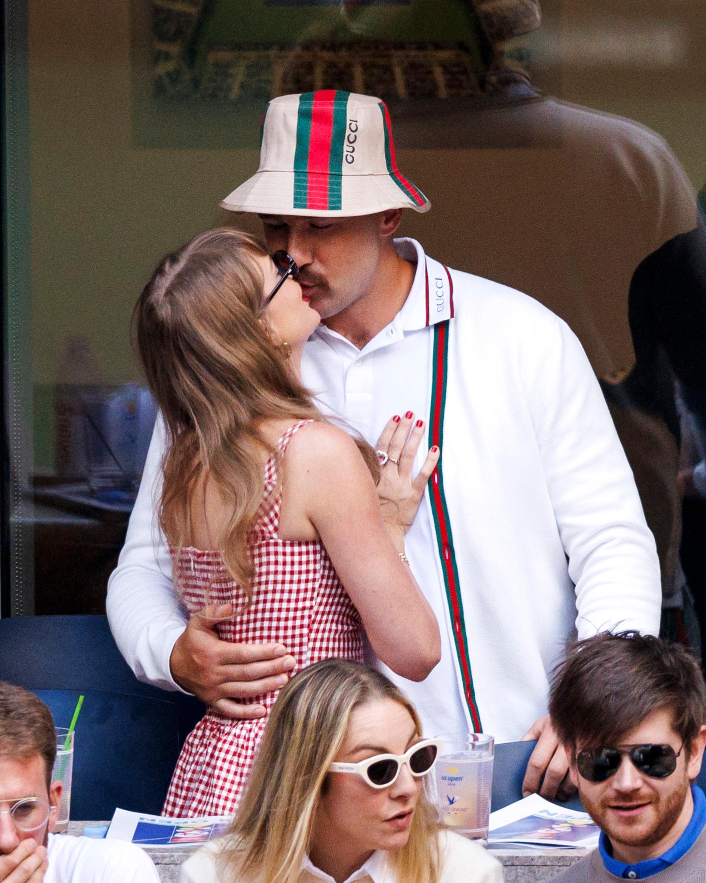 Taylor Swift e Travis Kelce se beijam no Aberto dos EUA