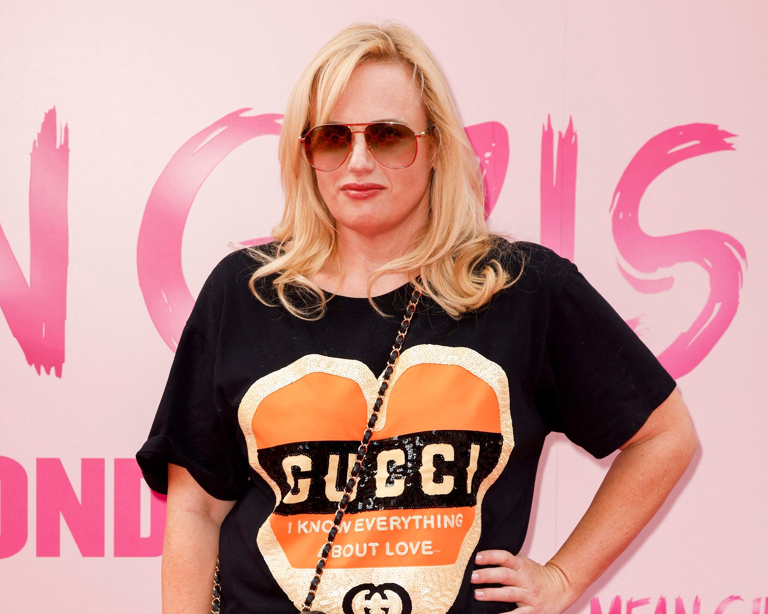 Rebel Wilson na estreia de gala do musical Mean Girls no Savoy Theatre em Aldwych, Londres, Reino Unido 