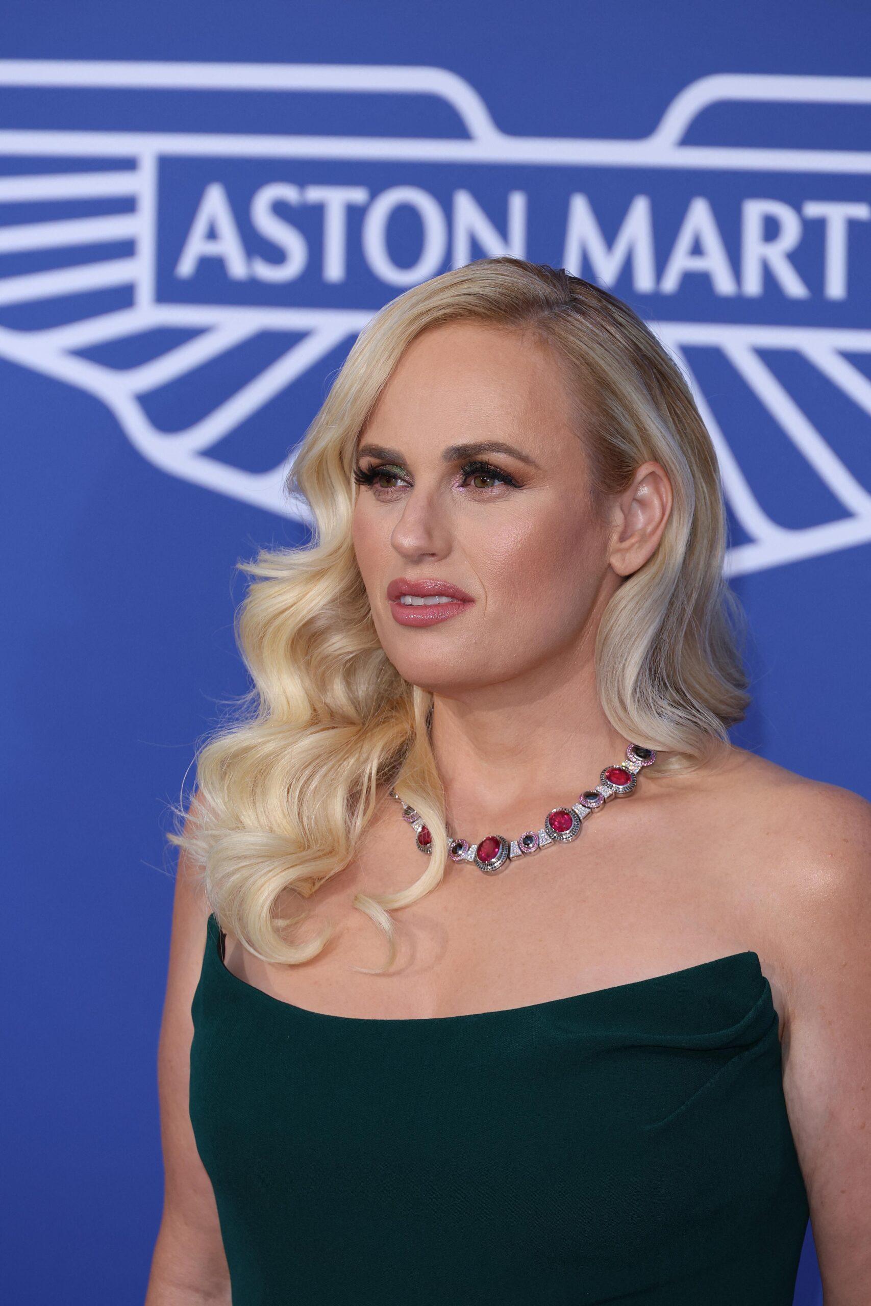 Rebel Wilson na Gala amfAR Cannes 2023 no Hotel du Cap-Eden-Roc