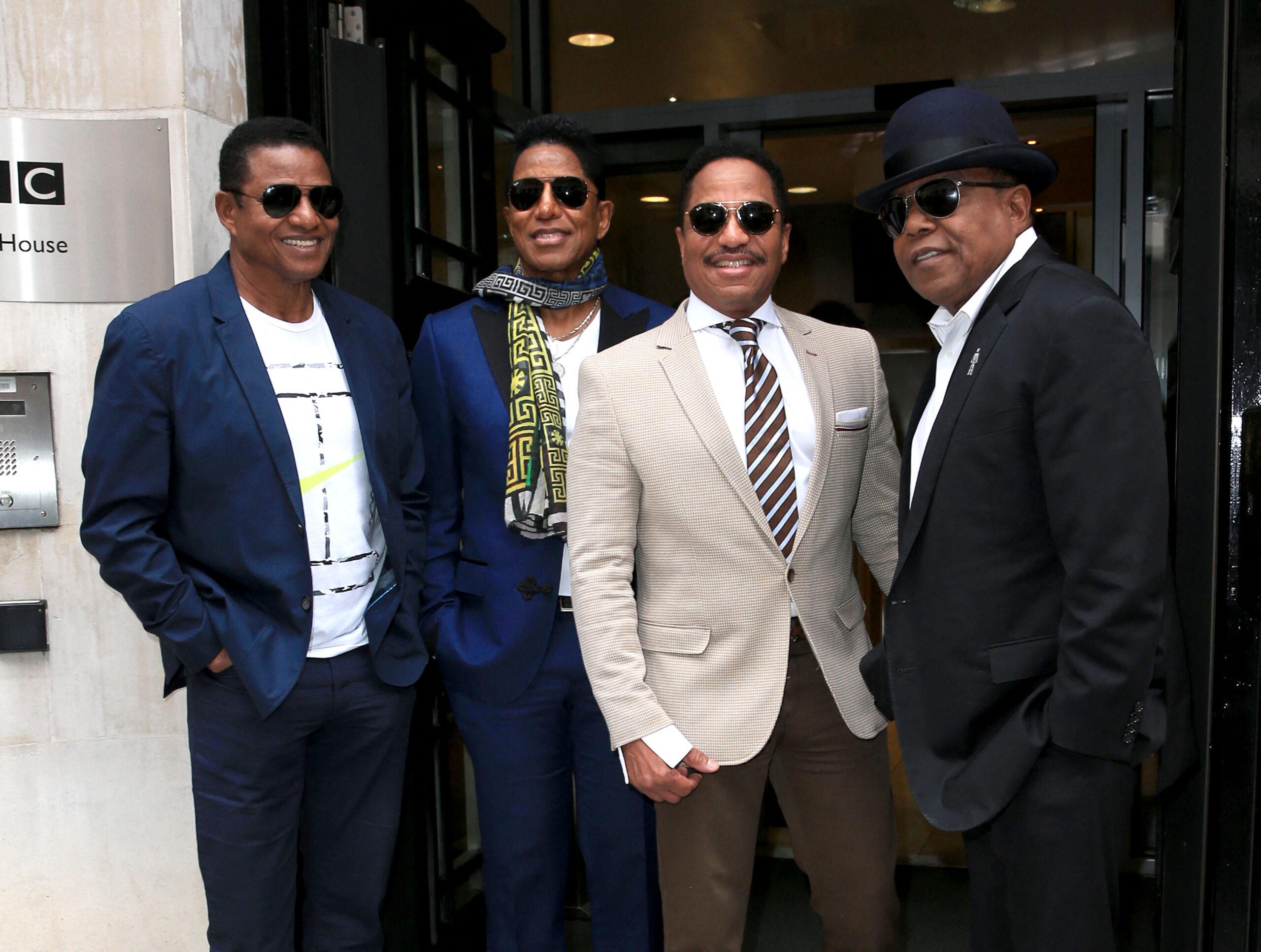 Os Jacksons vistos chegando à BBC Radio One em Londres, Reino Unido