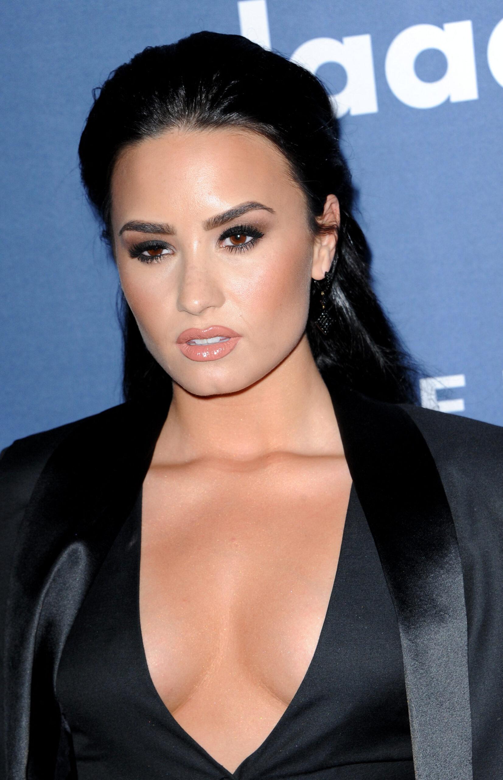 Demi Lovato no 27º Prêmio Anual GLAAD Media 