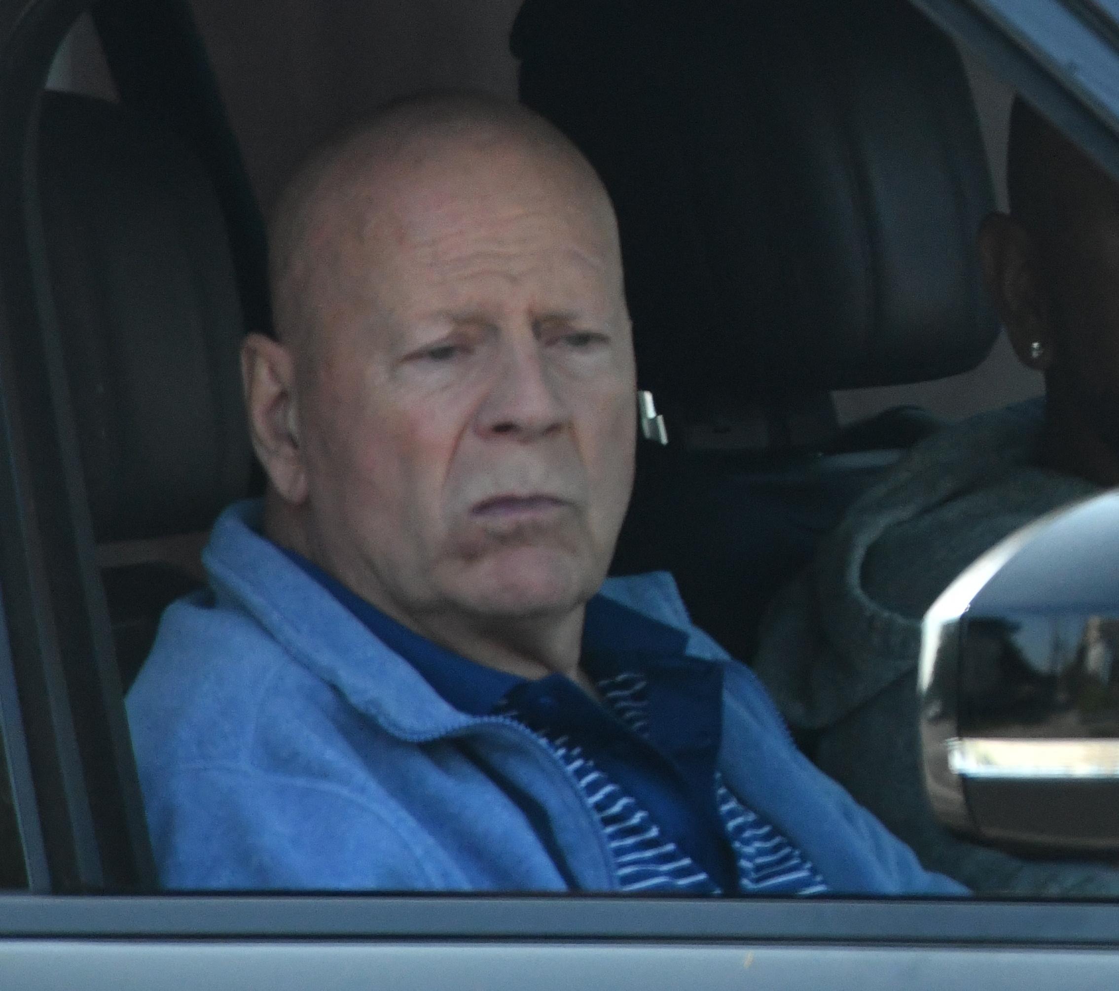 Bruce Willis parece confuso e irritado durante um passeio raro em Brentwood em meio à luta contra a demência