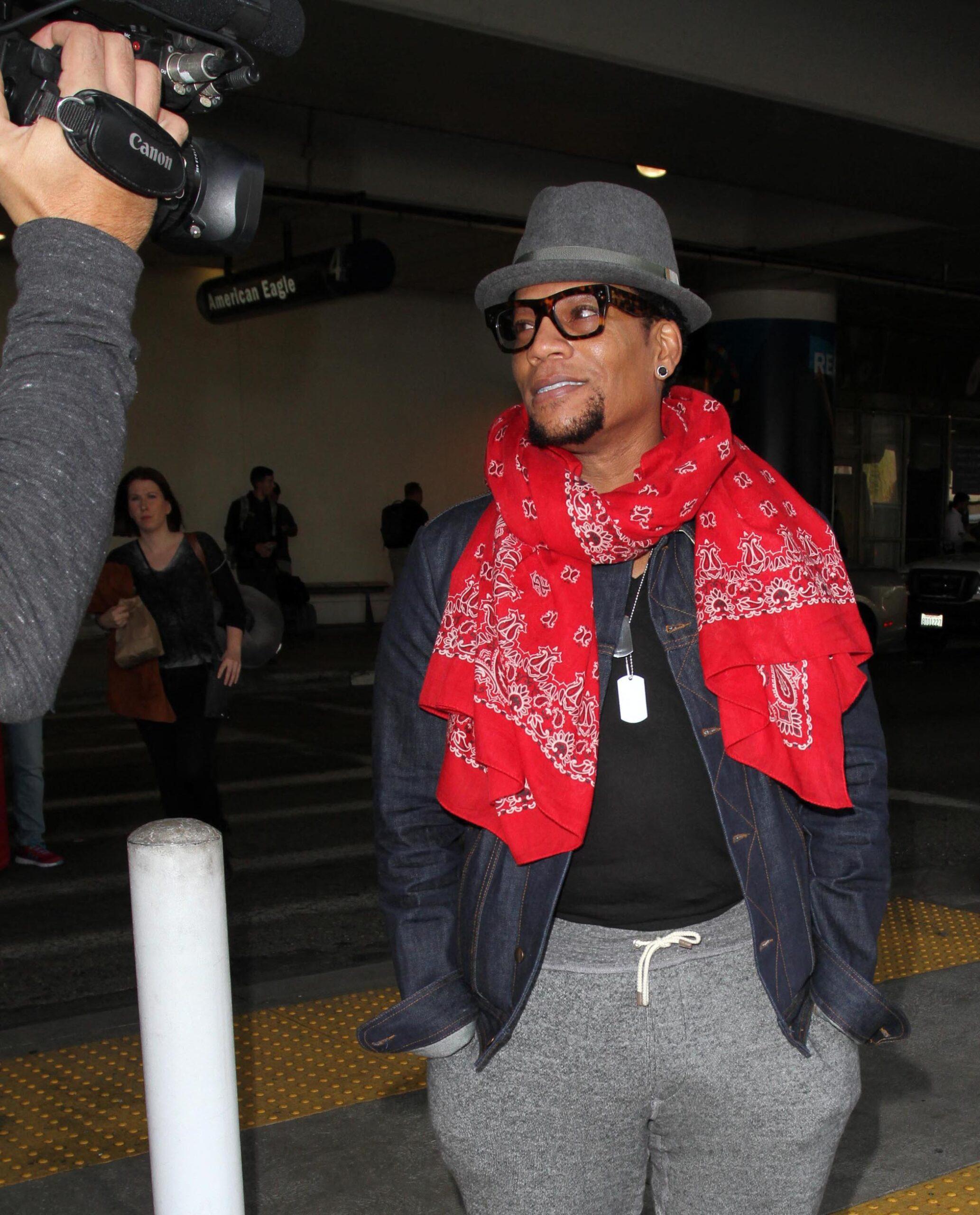 DL Hughley terlihat di bandara LAX