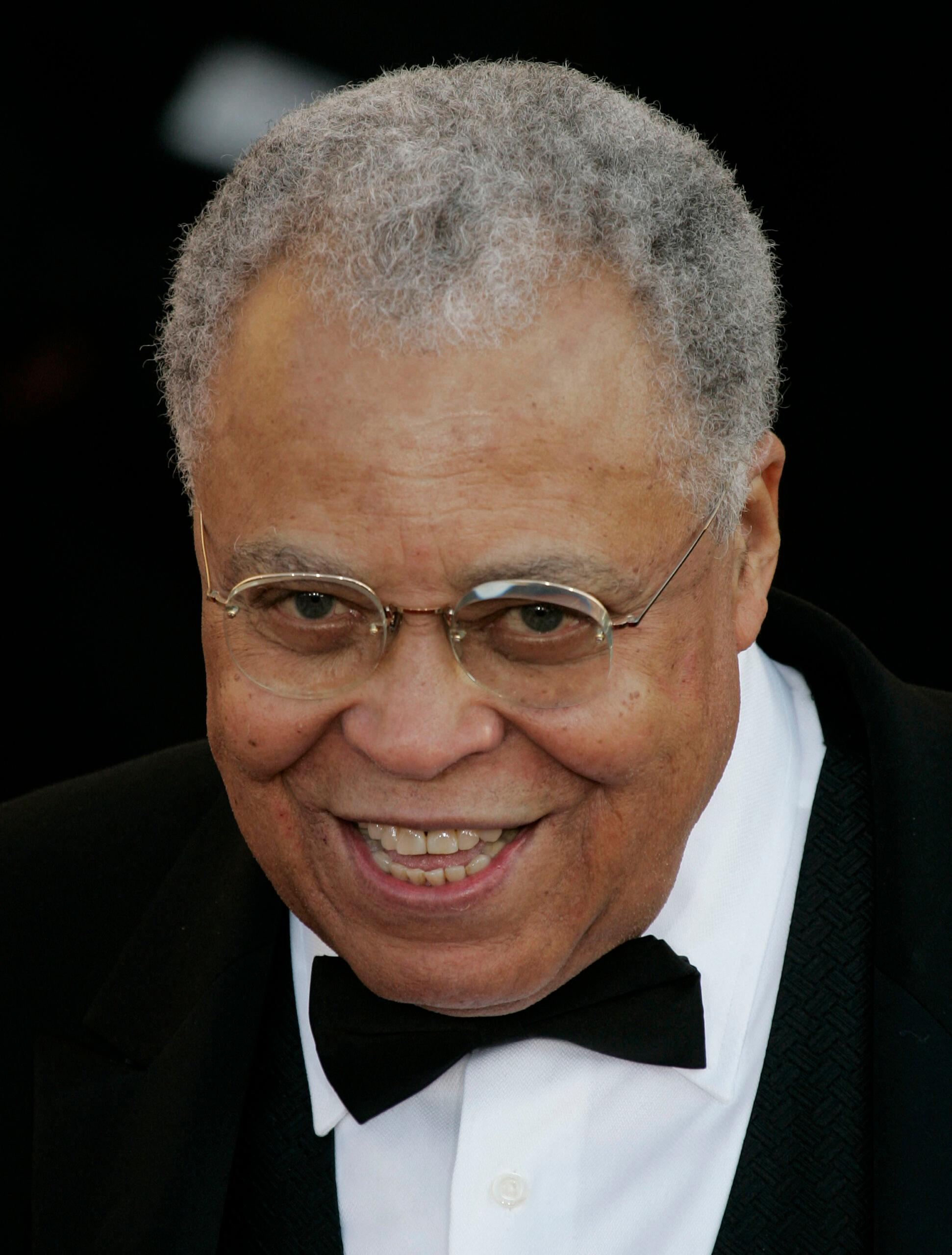 James Earl Jones sorrindo