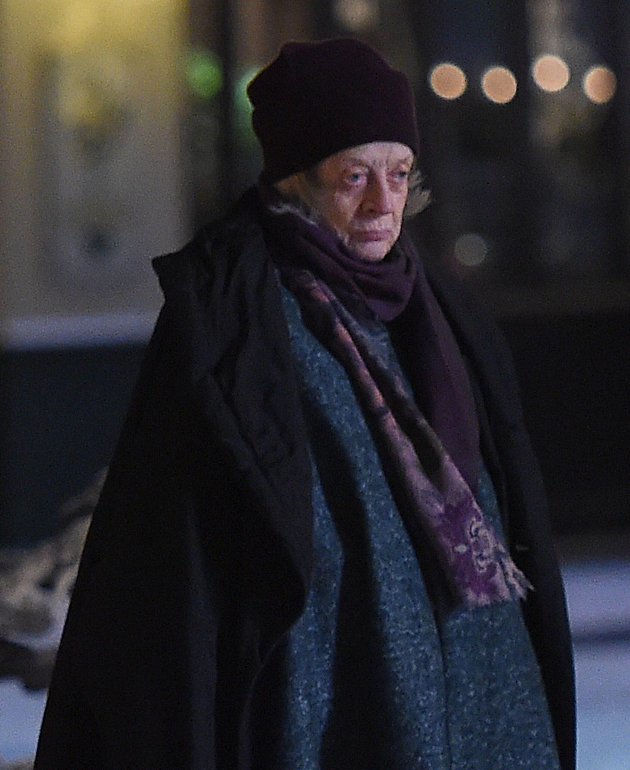 Maggie Smith filma cenas em Primrose Hill, para seu último filme 'A Boy Called Christmas'. A estrada principal da aldeia ficou fechada durante toda a noite, enquanto neve falsa foi espalhada por todo o chão para o local.