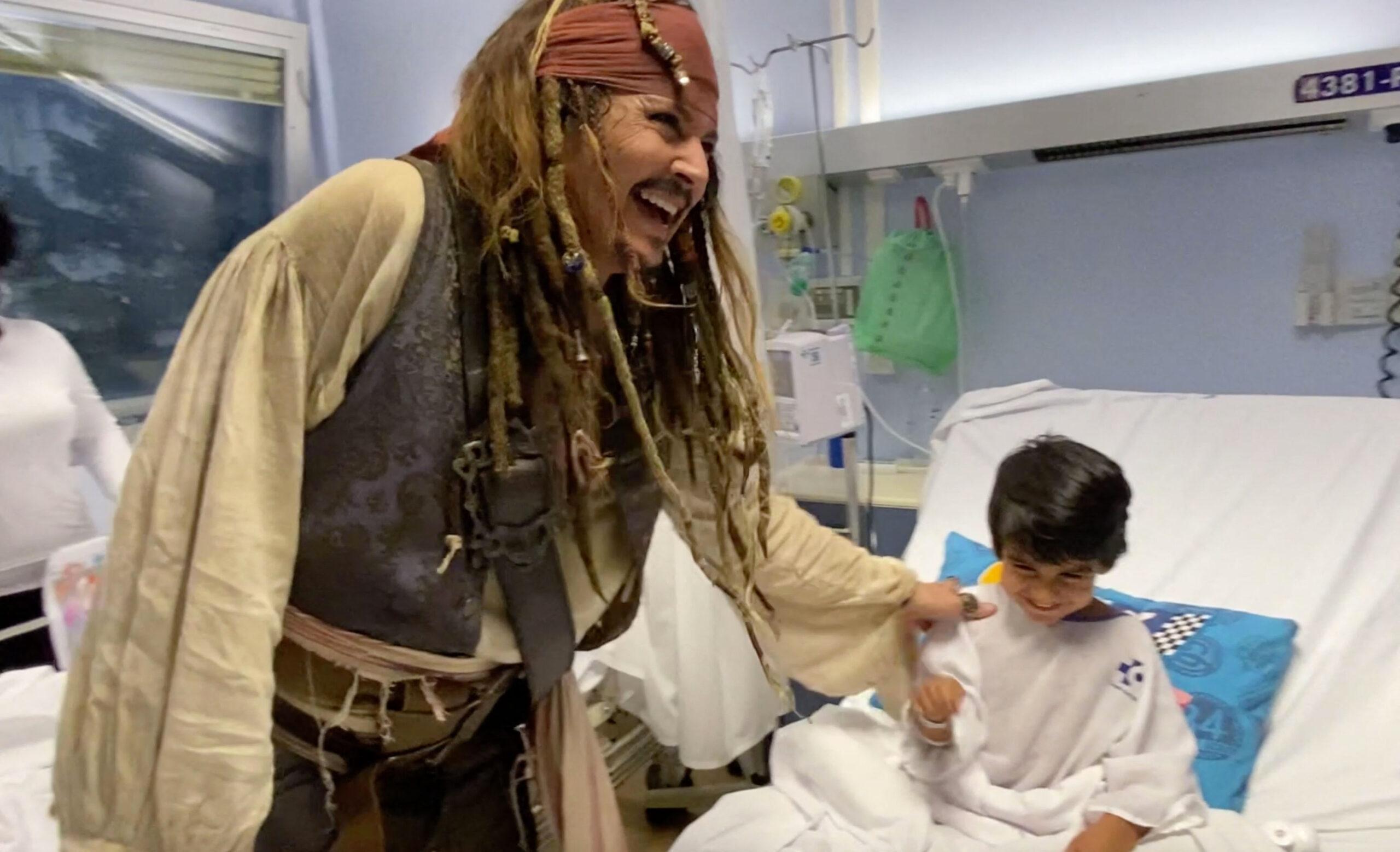 Johnny Depp menyenangkan anak-anak di sebuah rumah sakit di Spanyol dengan berpakaian seperti Kapten Jack Sparrow