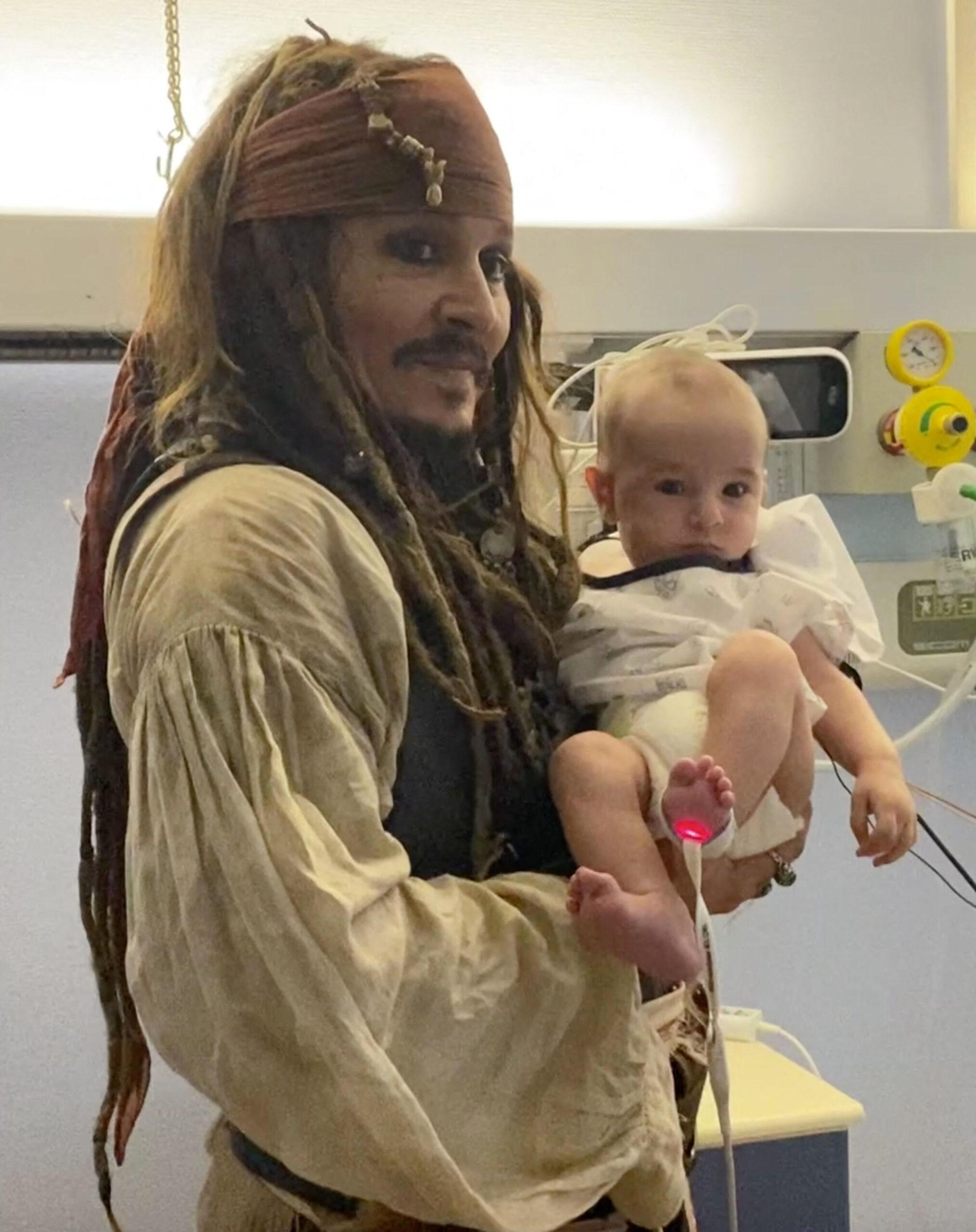 Johnny Depp se veste de Capitão Jack Sparrow para visitar crianças hospitalizadas na Espanha