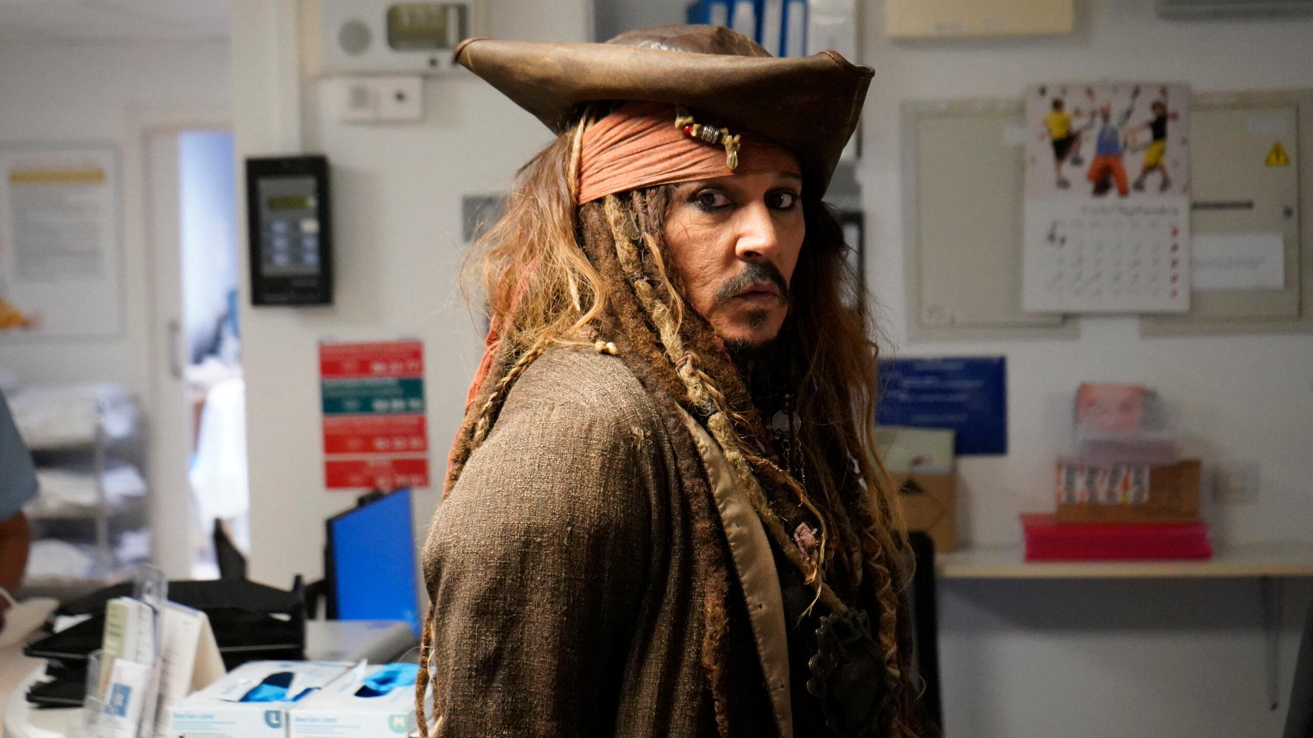 Johnny Depp berpakaian seperti Kapten Jack Sparrow untuk mengunjungi anak-anak di rumah sakit di Spanyol