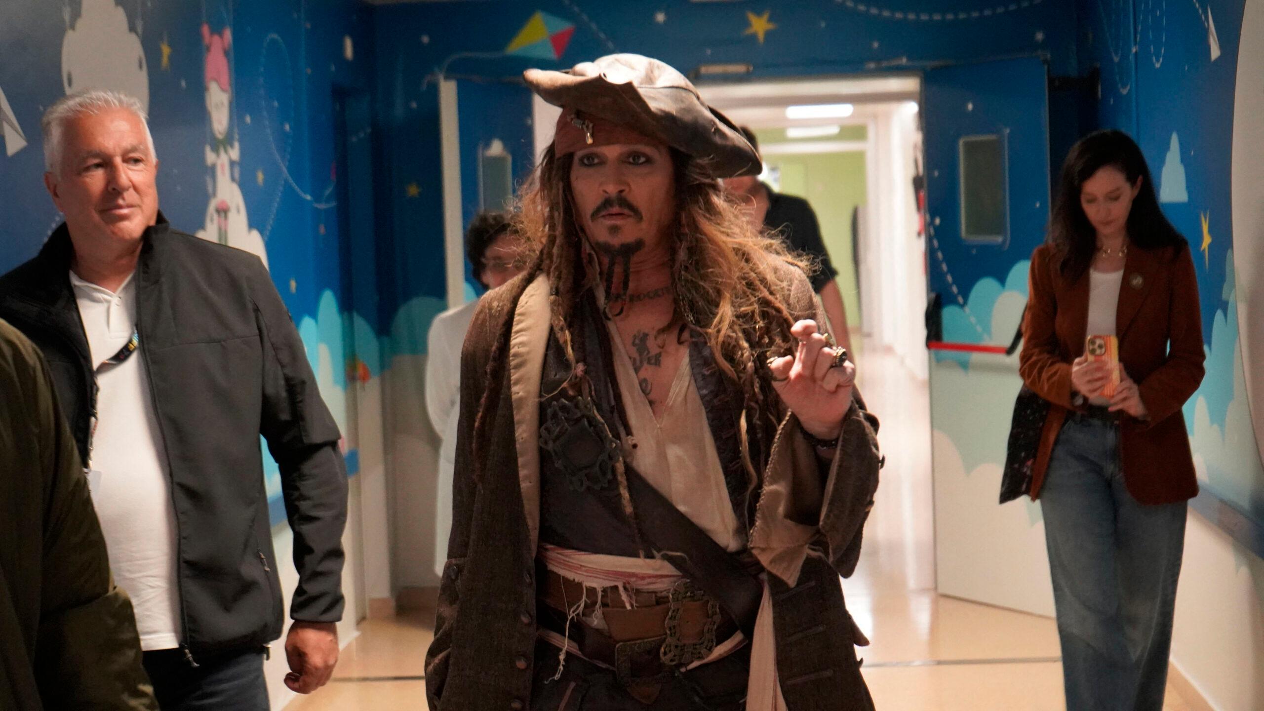 Johnny Depp se veste de Capitão Jack Sparrow para visitar crianças hospitalizadas na Espanha