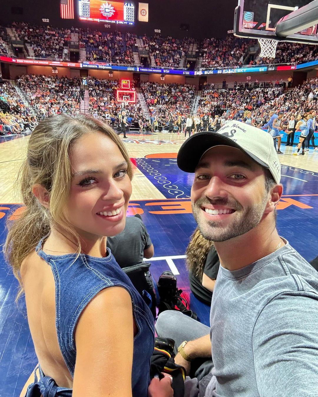 Joey Graziadei dan Kelsey Anderson mengambil selfie