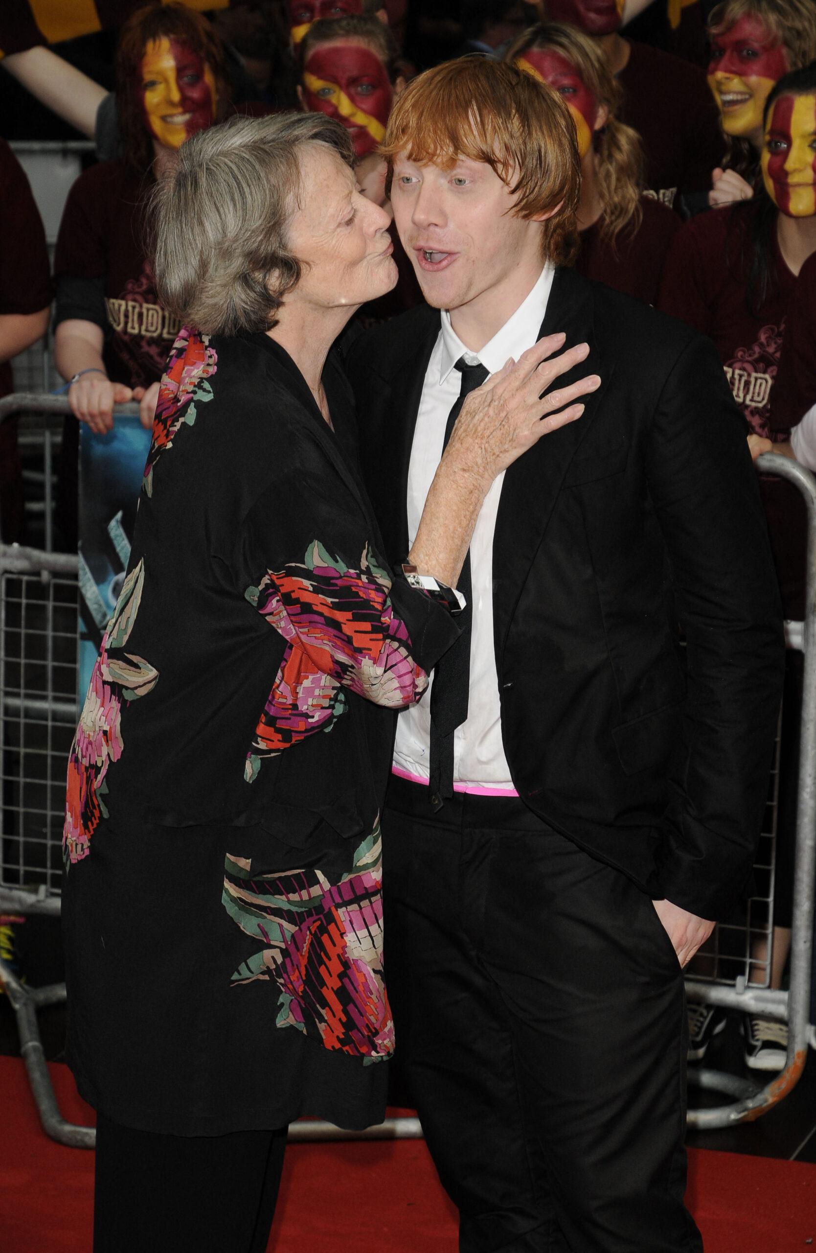 Maggie Smith beija Rupert Grint