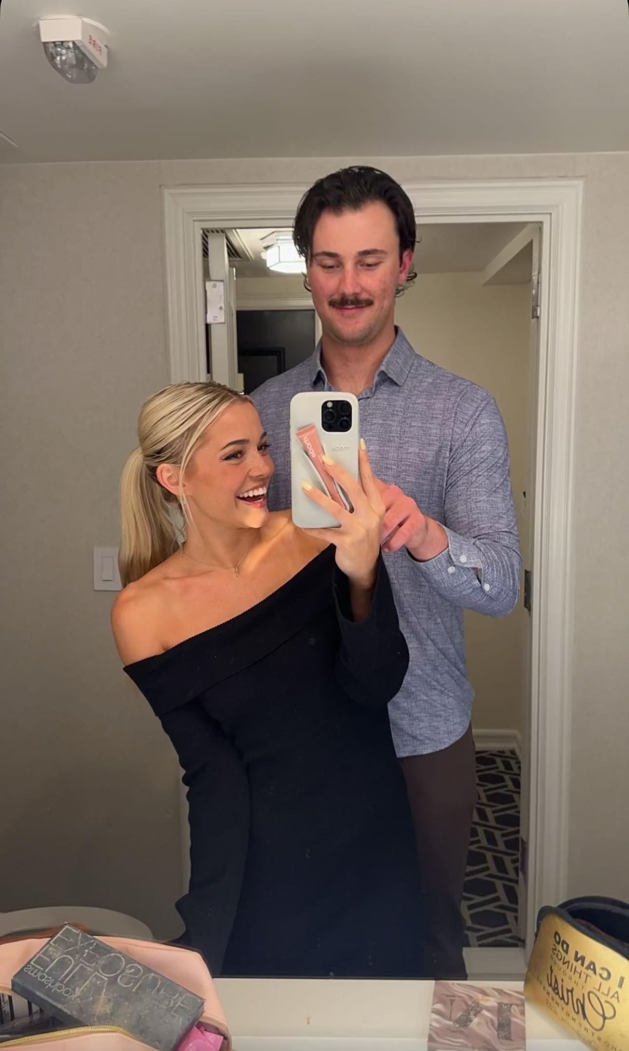 Olivia Dunne tira uma selfie com Paul Skenes em um encontro noturno.