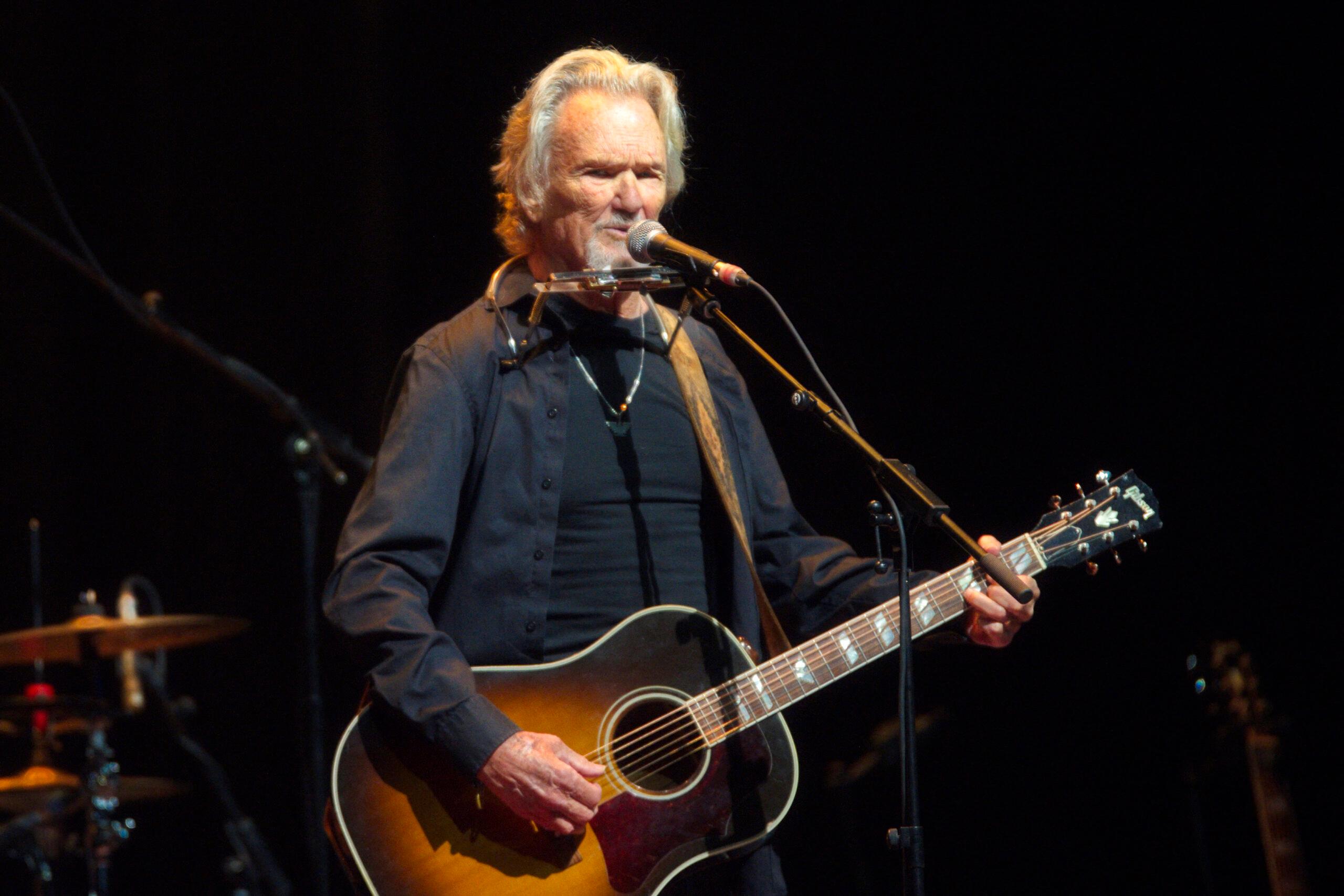 Kris Kristofferson memainkan gitar