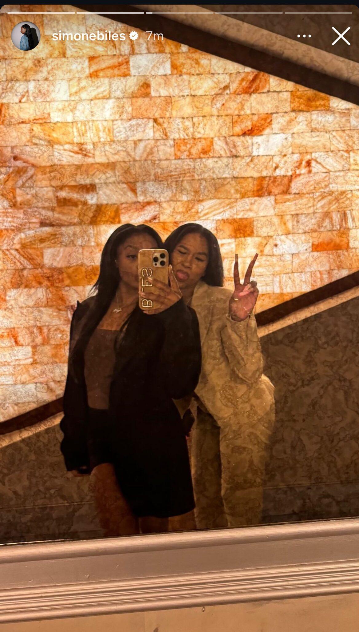 Simone Biles e Jordan Chiles tirando uma selfie no espelho