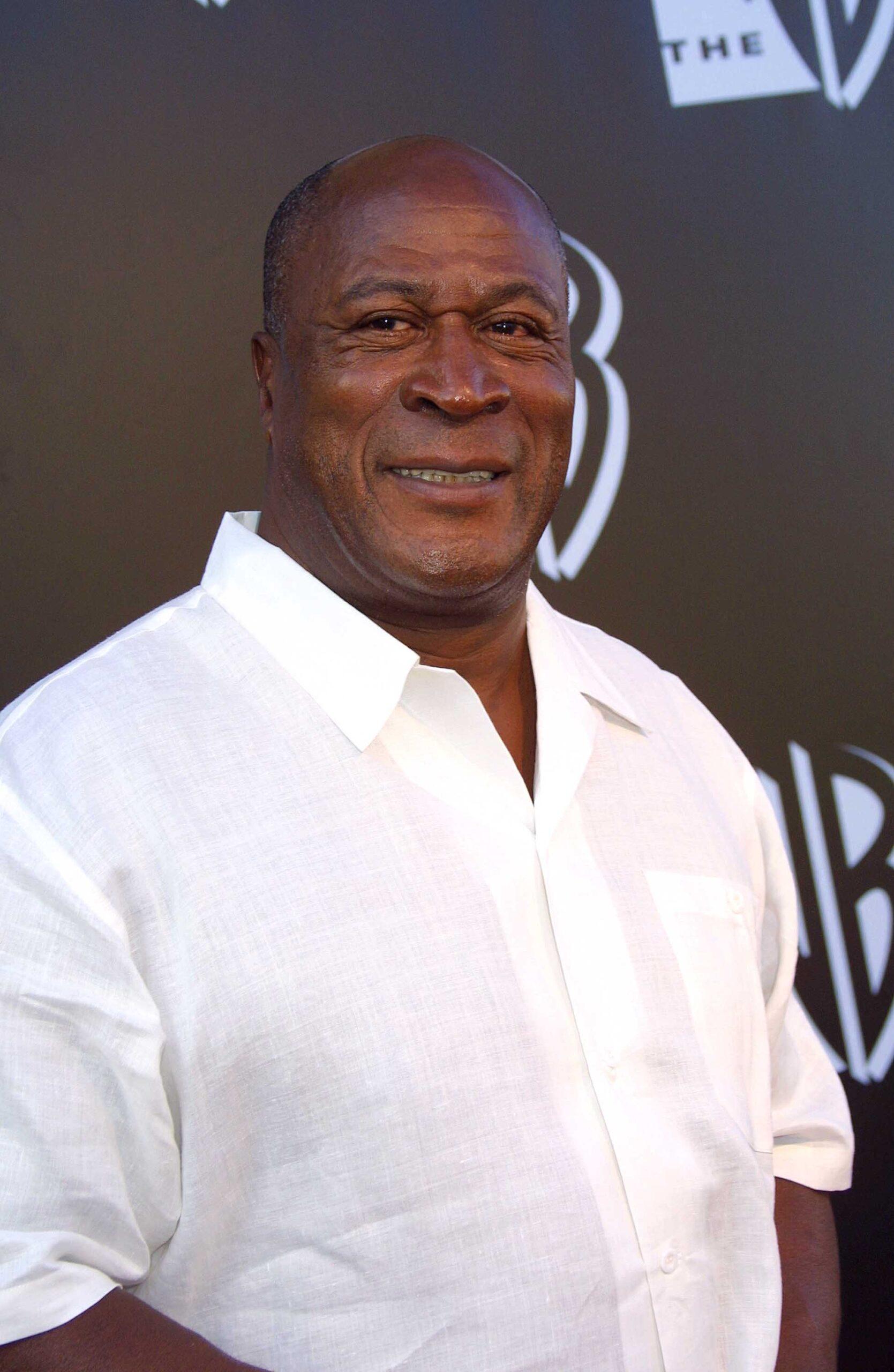 John Amos vestindo uma camisa branca